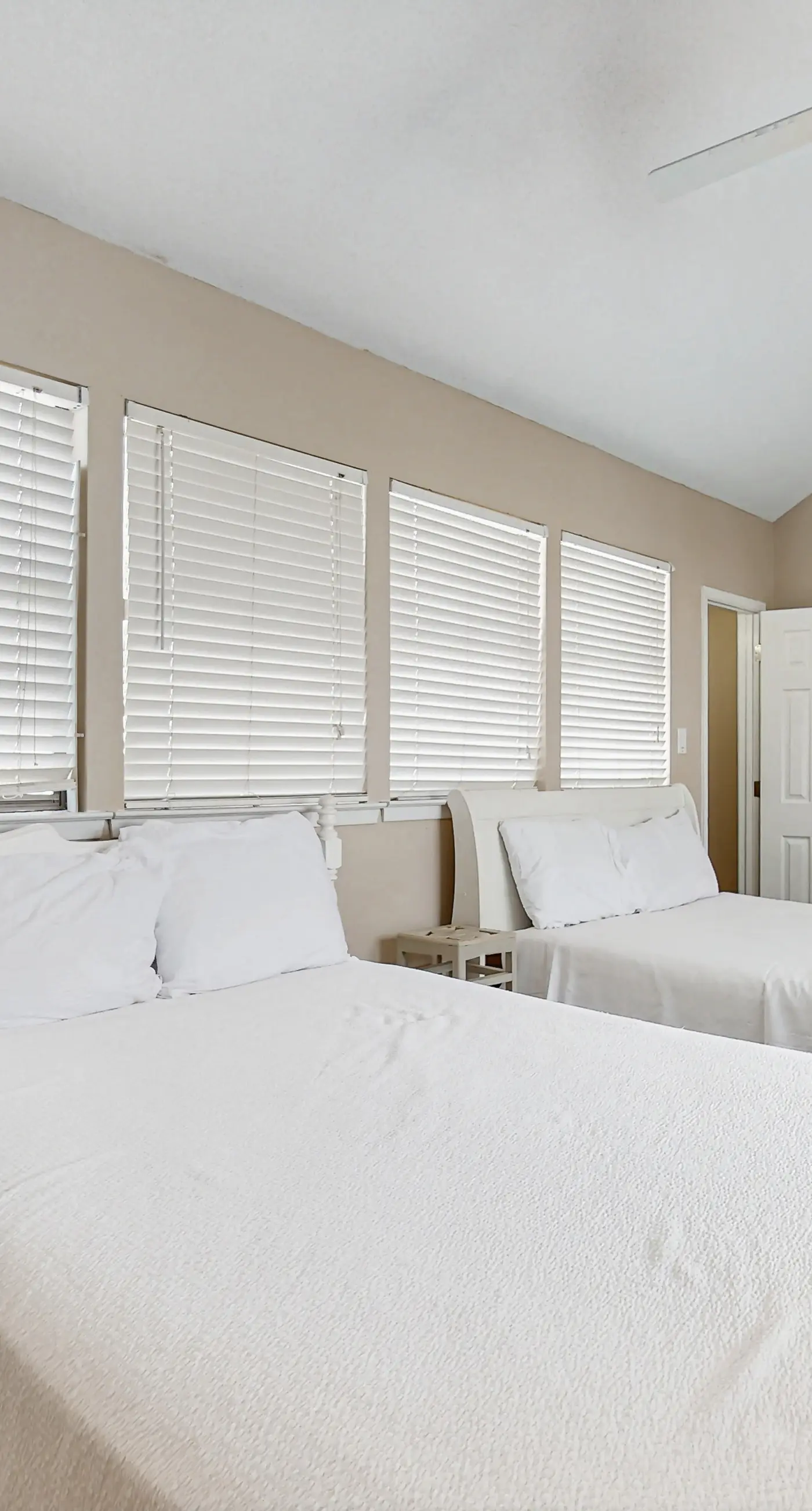 Lofty Condo in a Beachfront Complex w/ WiFi, AC, Balcony & Shared Outdoor Pool