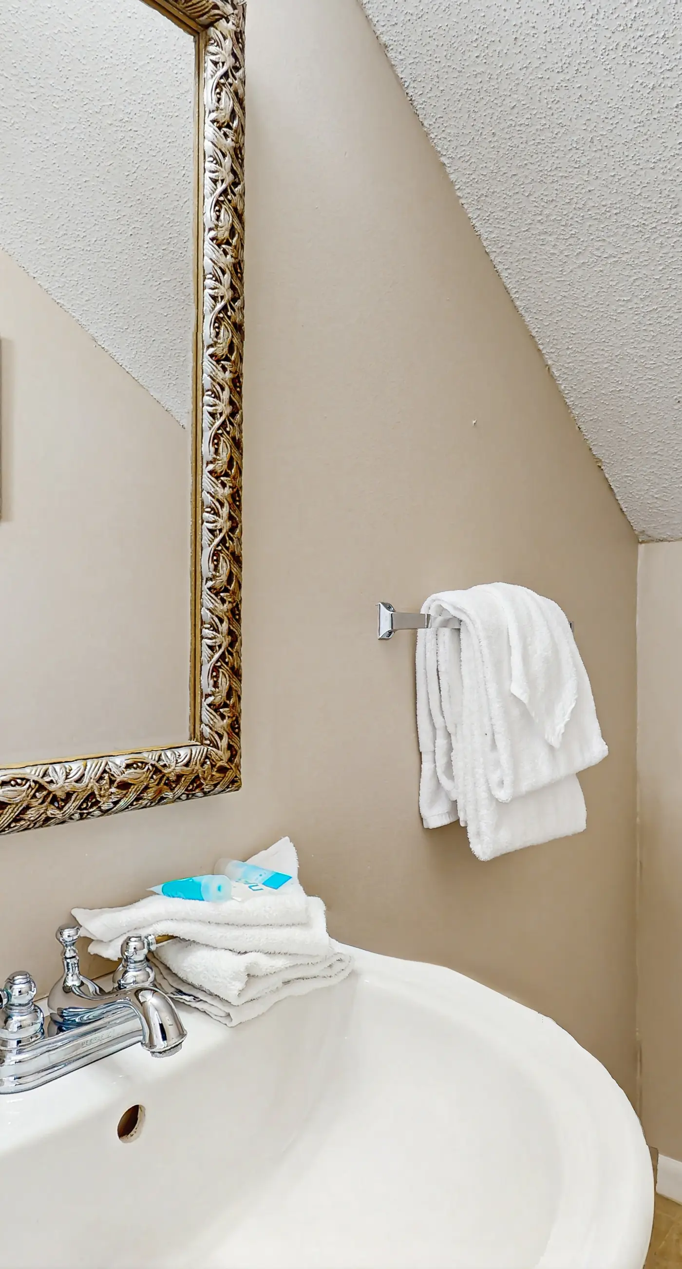 Lofty Condo in a Beachfront Complex w/ WiFi, AC, Balcony & Shared Outdoor Pool