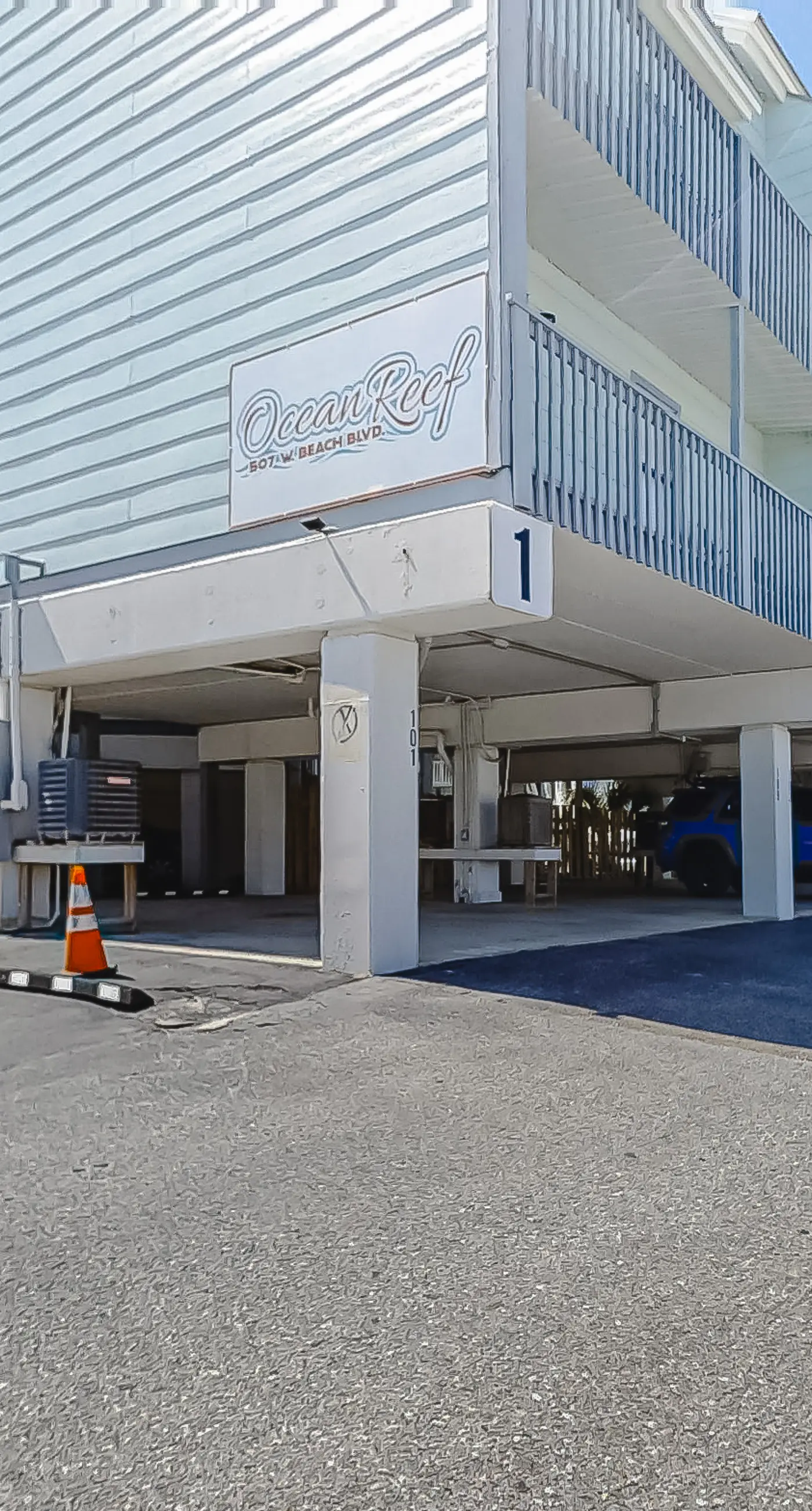 Lofty Condo in a Beachfront Complex w/ WiFi, AC, Balcony & Shared Outdoor Pool