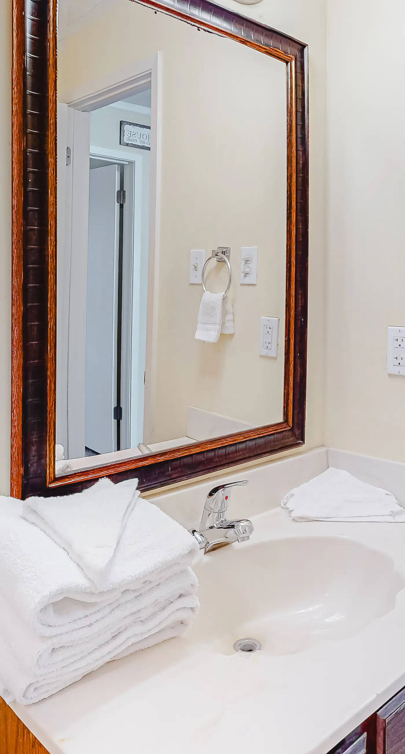 Air-Conditioned Condo in a Beachfront Complex w/ WiFi, Balconies & Shared Pool