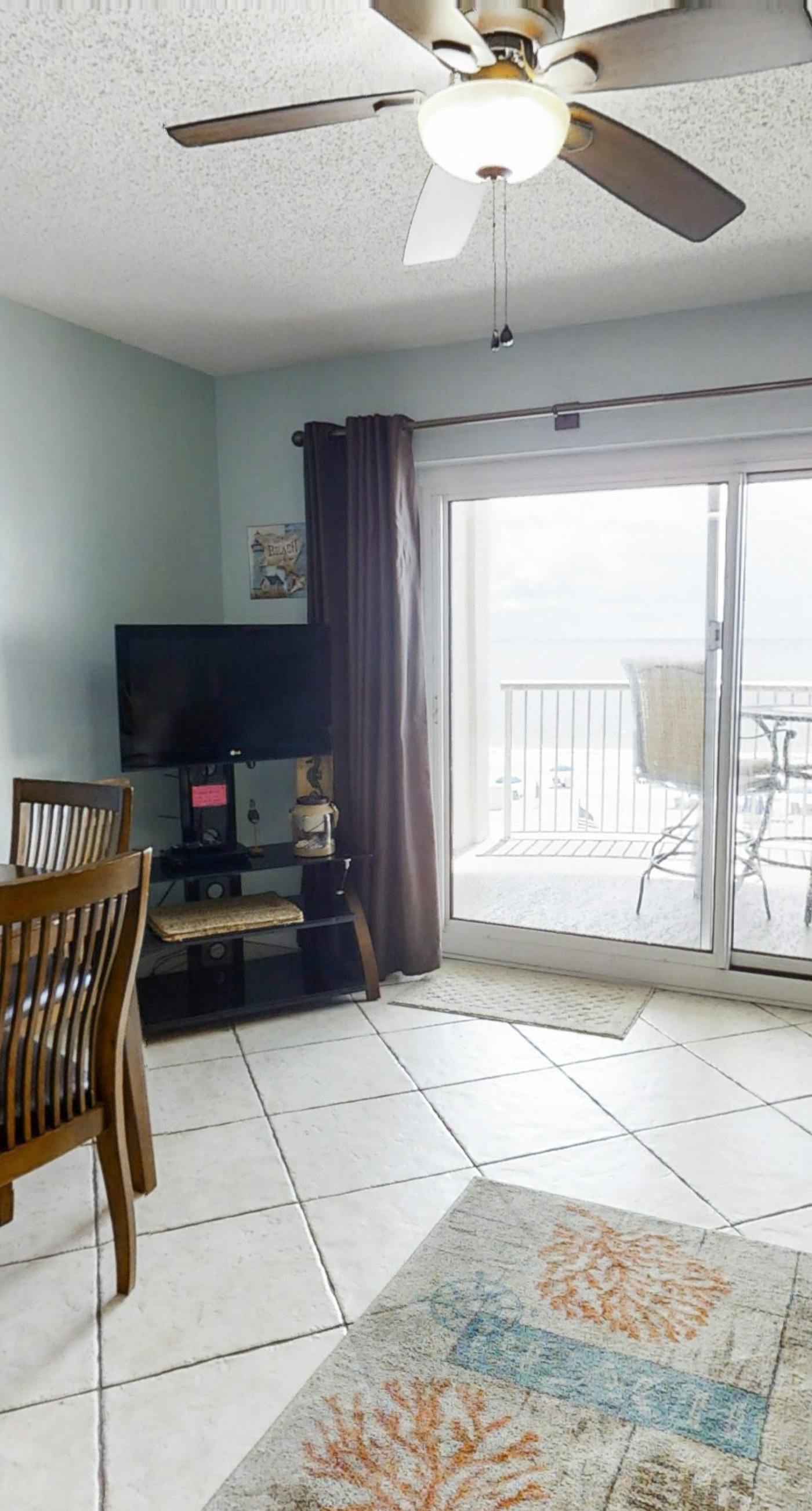 Comfortable Gulf-front condo with pool, hot tub, washer dryer, & central AC