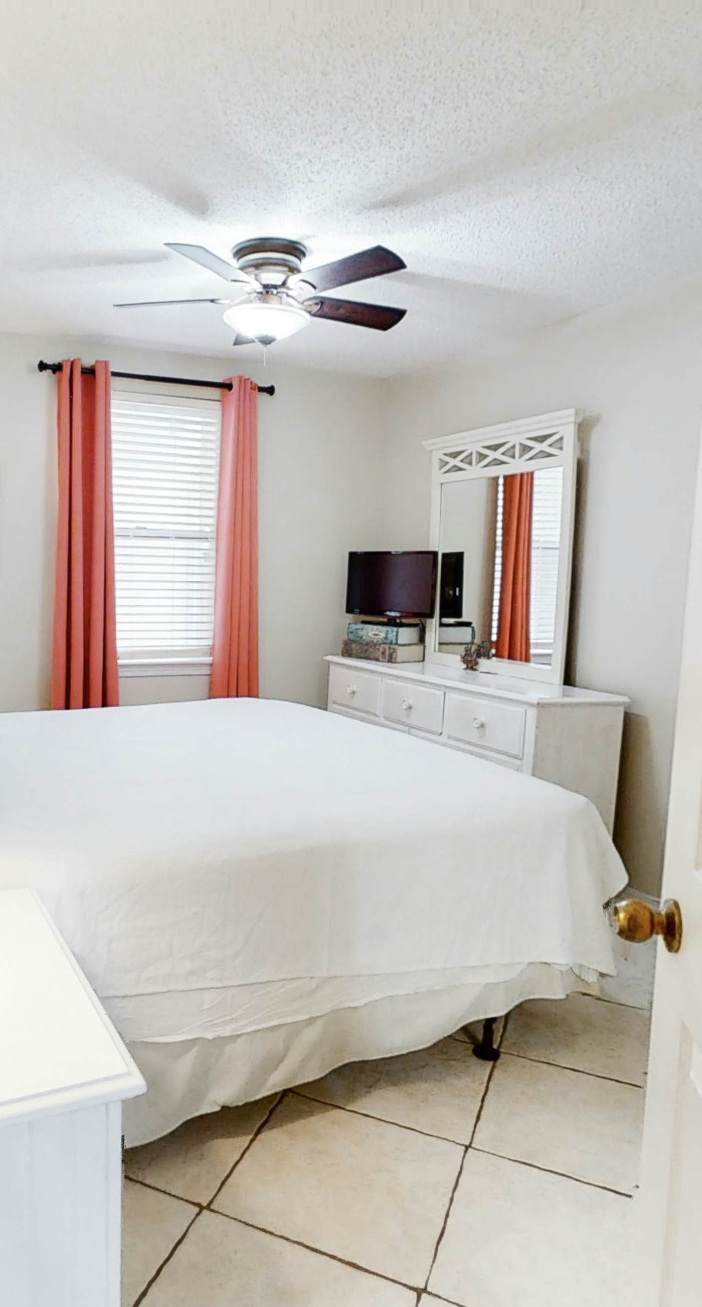 Comfortable Gulf-front condo with pool, hot tub, washer dryer, & central AC