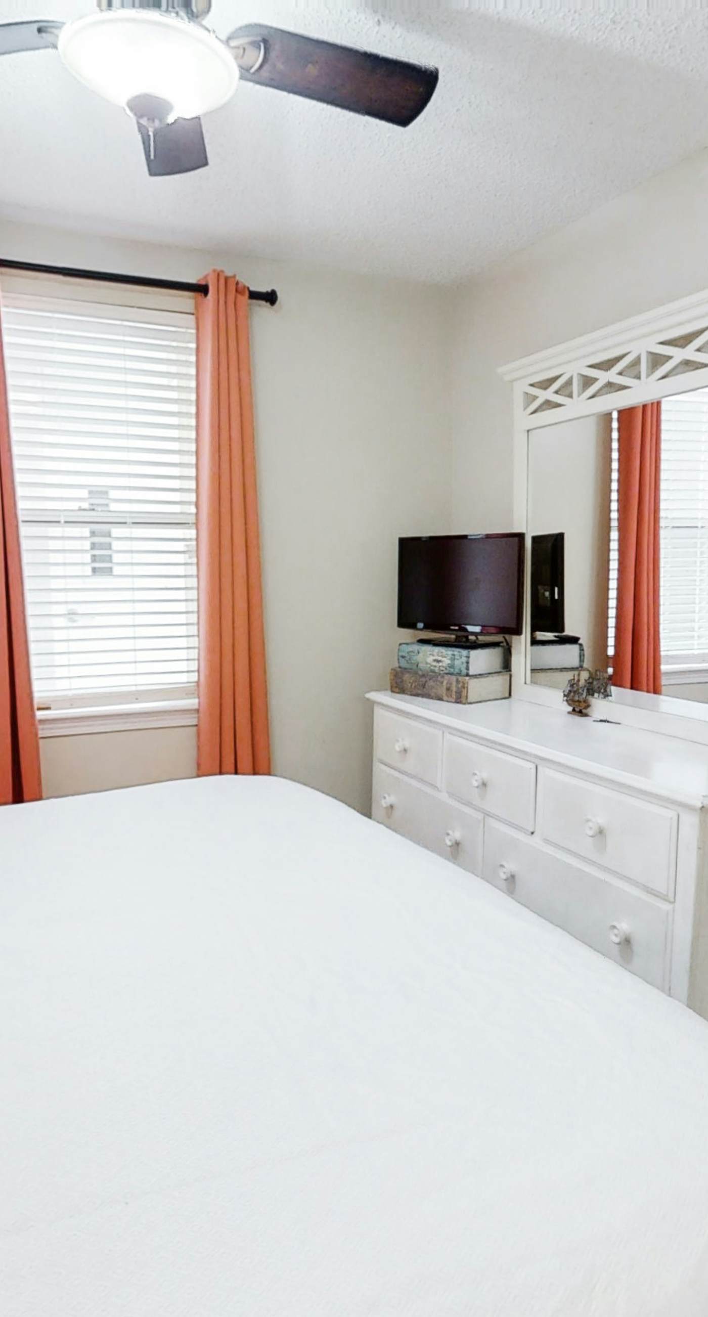 Comfortable Gulf-front condo with pool, hot tub, washer dryer, & central AC