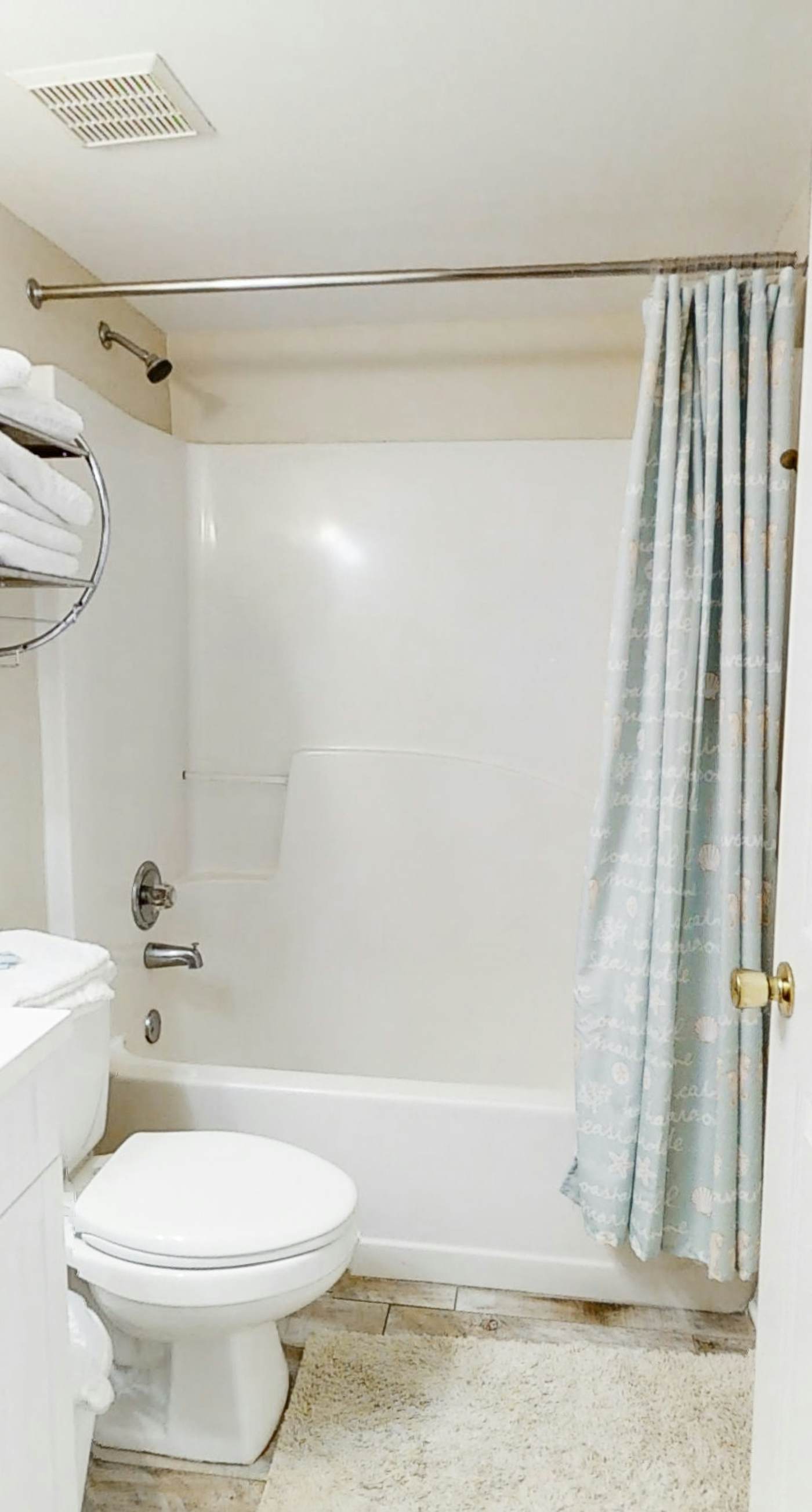 Comfortable Gulf-front condo with pool, hot tub, washer dryer, & central AC