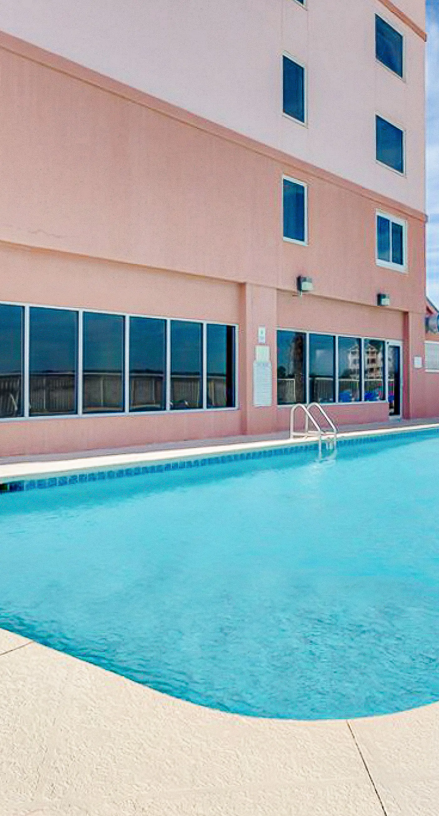 Comfortable Gulf-front condo with pool, hot tub, washer dryer, & central AC