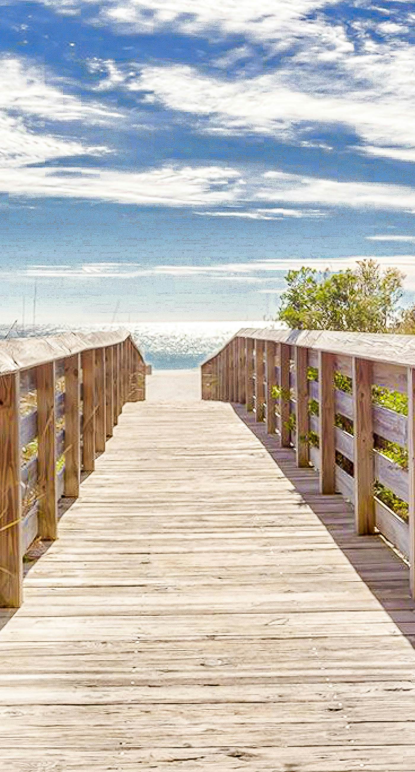 Comfortable Gulf-front condo with pool, hot tub, washer dryer, & central AC