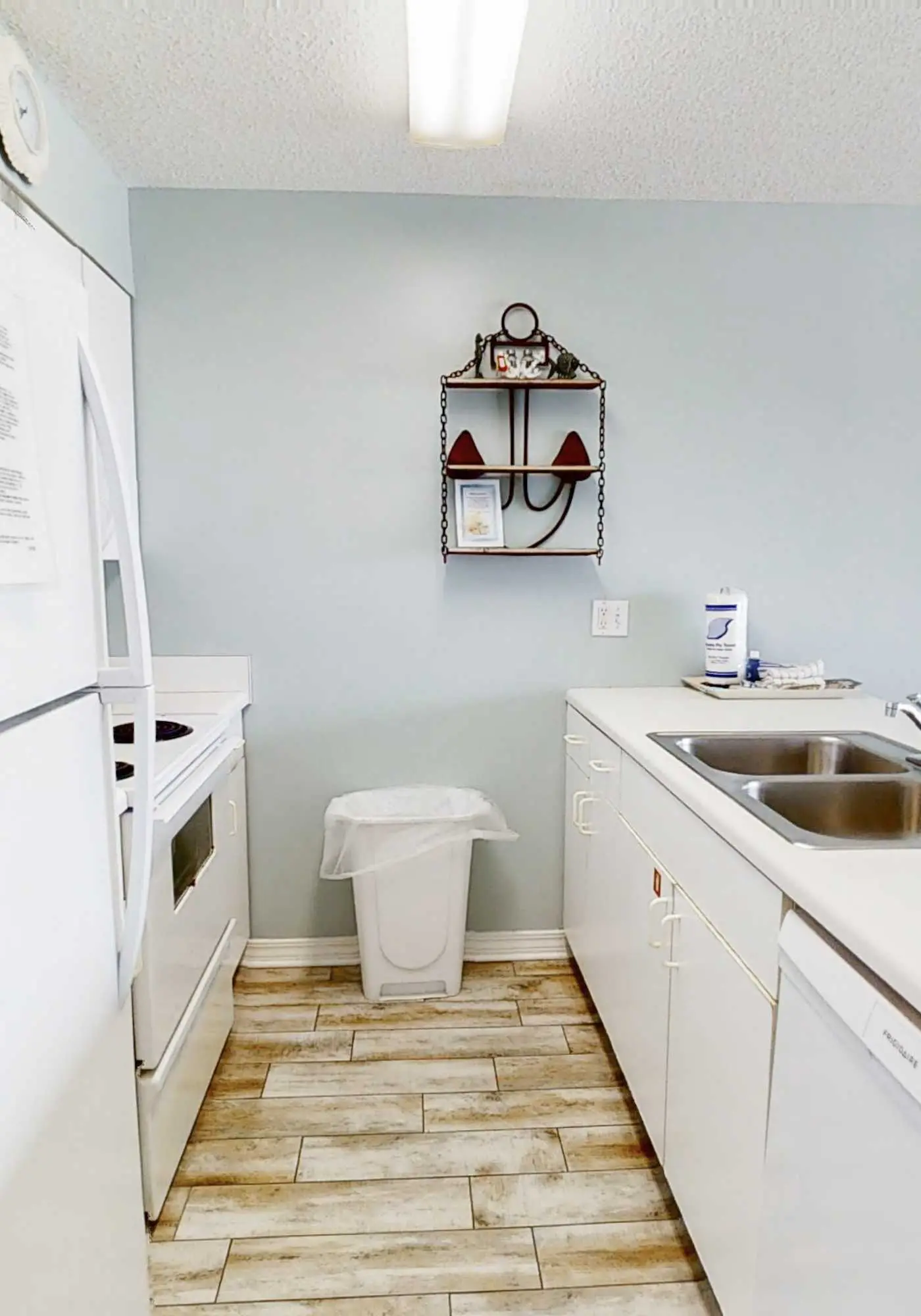 Comfortable Gulf-front condo with pool, hot tub, washer dryer, & central AC