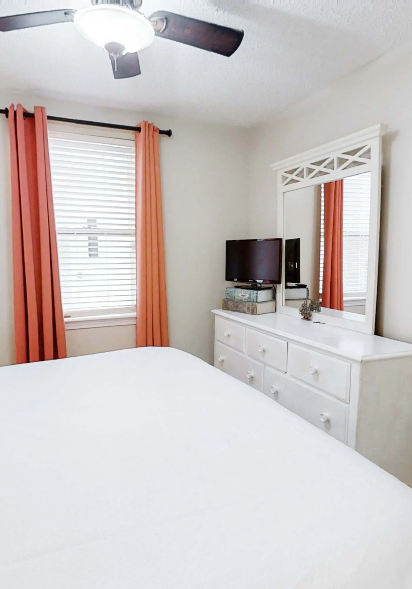 Comfortable Gulf-front condo with pool, hot tub, washer dryer, & central AC