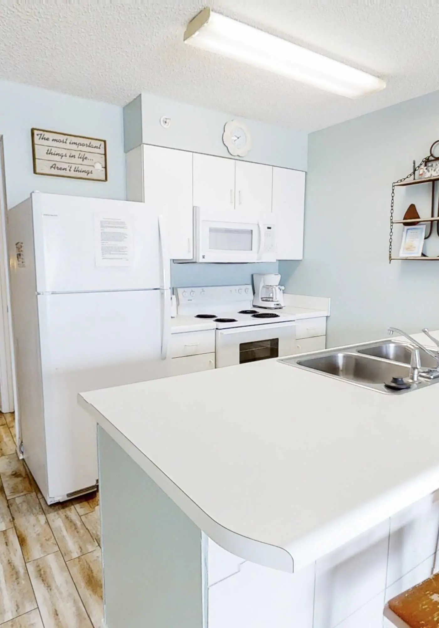Comfortable Gulf-front condo with pool, hot tub, washer dryer, & central AC