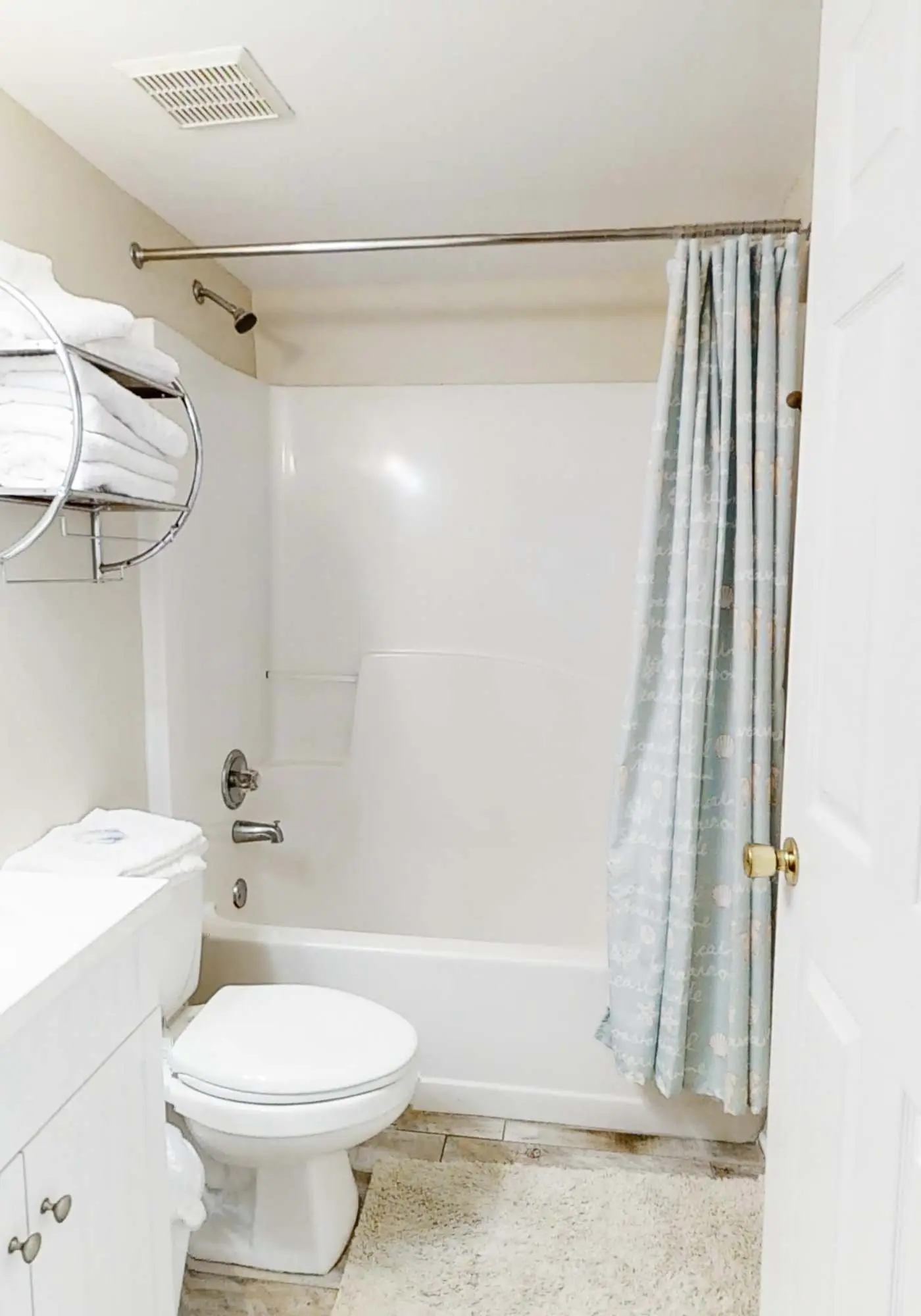 Comfortable Gulf-front condo with pool, hot tub, washer dryer, & central AC