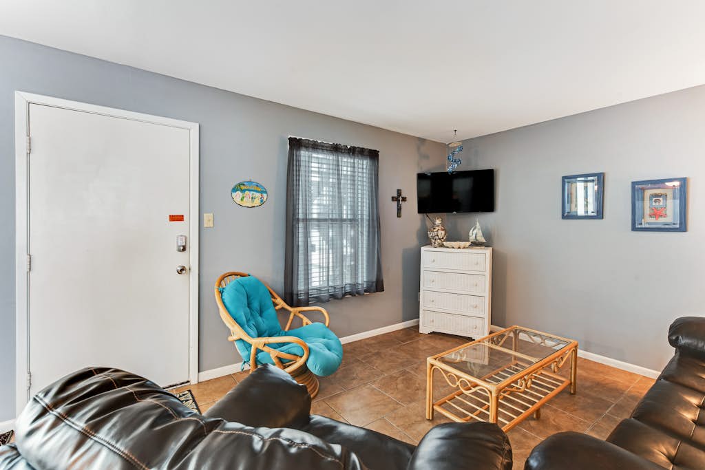 Comfortable Condo at a Beachfront Complex w AC, WiFi, Balconies & Shared Pool