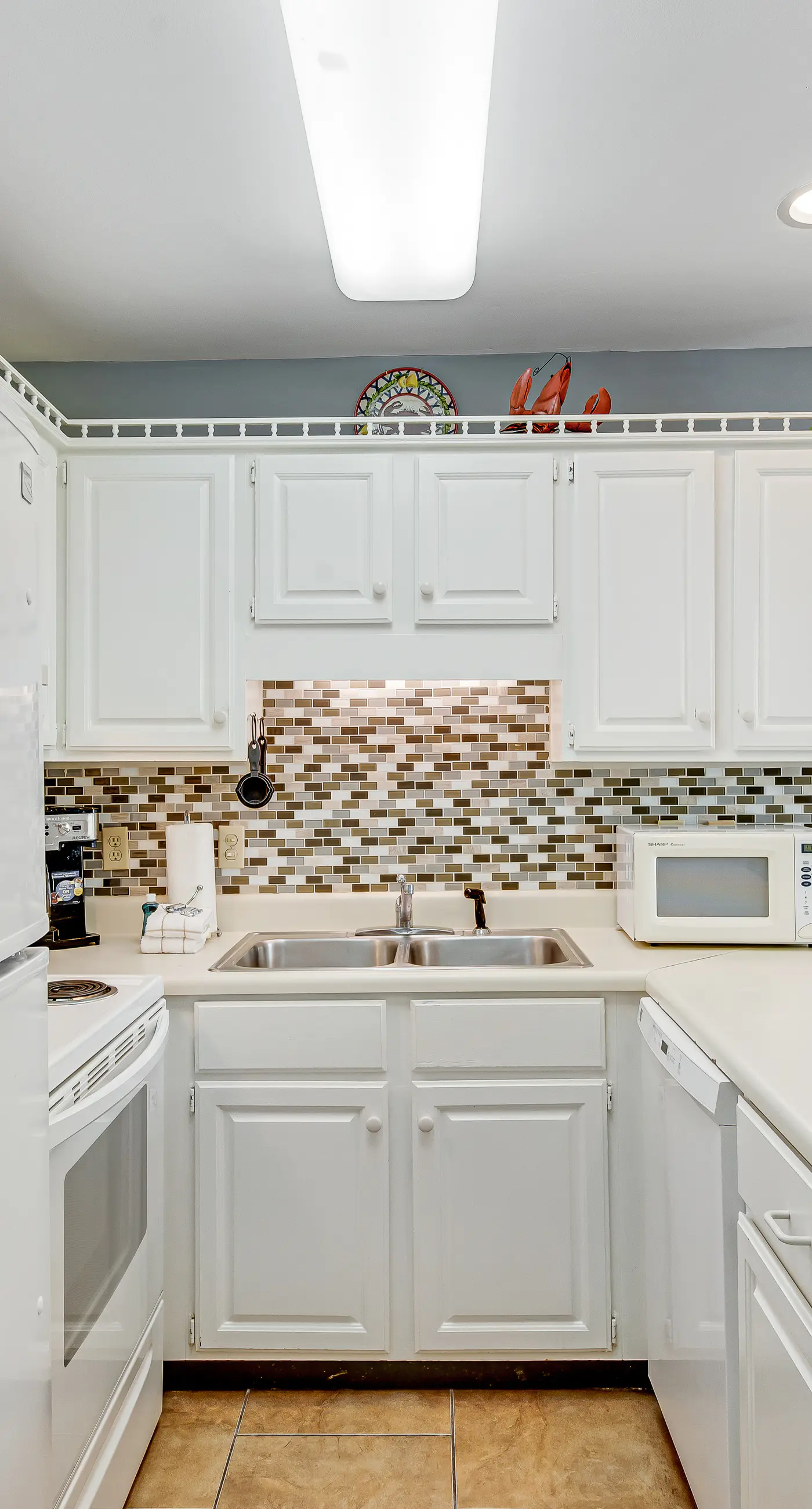 Comfortable Condo at a Beachfront Complex w AC, WiFi, Balconies & Shared Pool