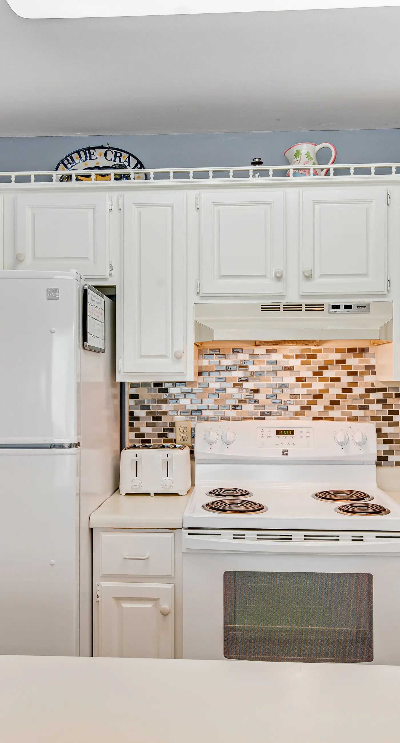 Comfortable Condo at a Beachfront Complex w AC, WiFi, Balconies & Shared Pool