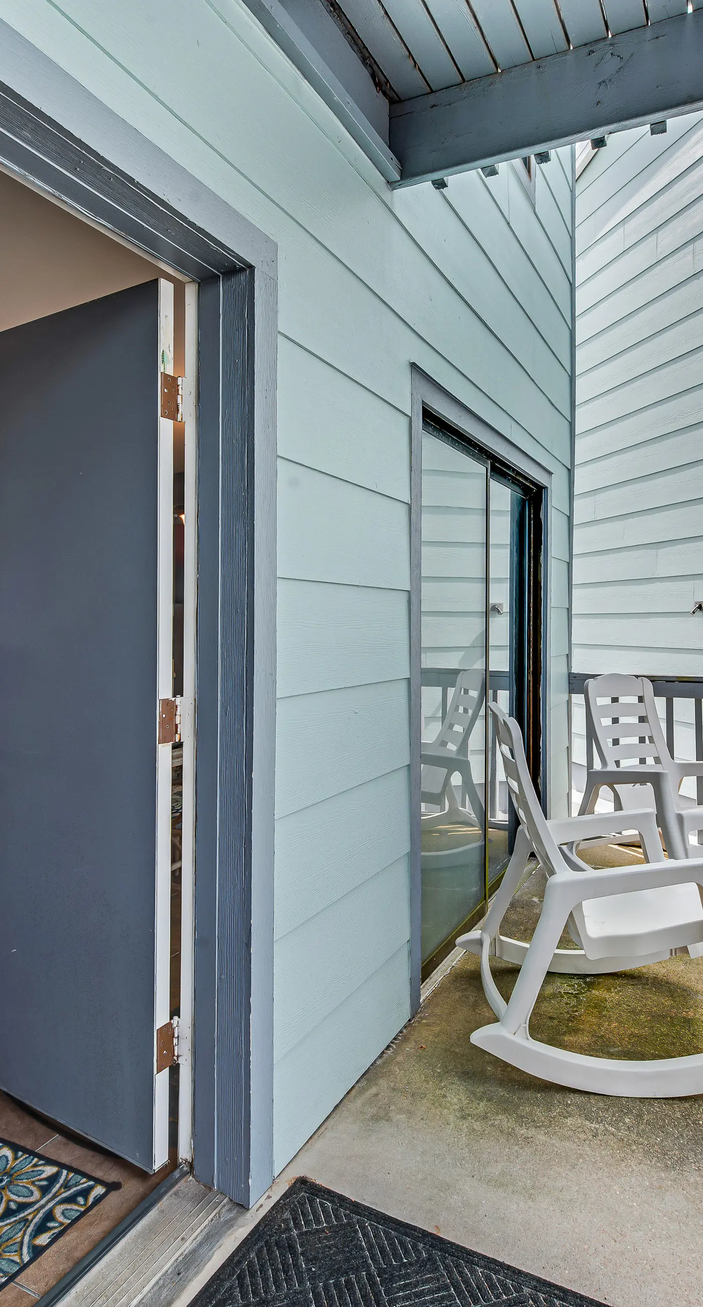 Comfortable Condo at a Beachfront Complex w AC, WiFi, Balconies & Shared Pool