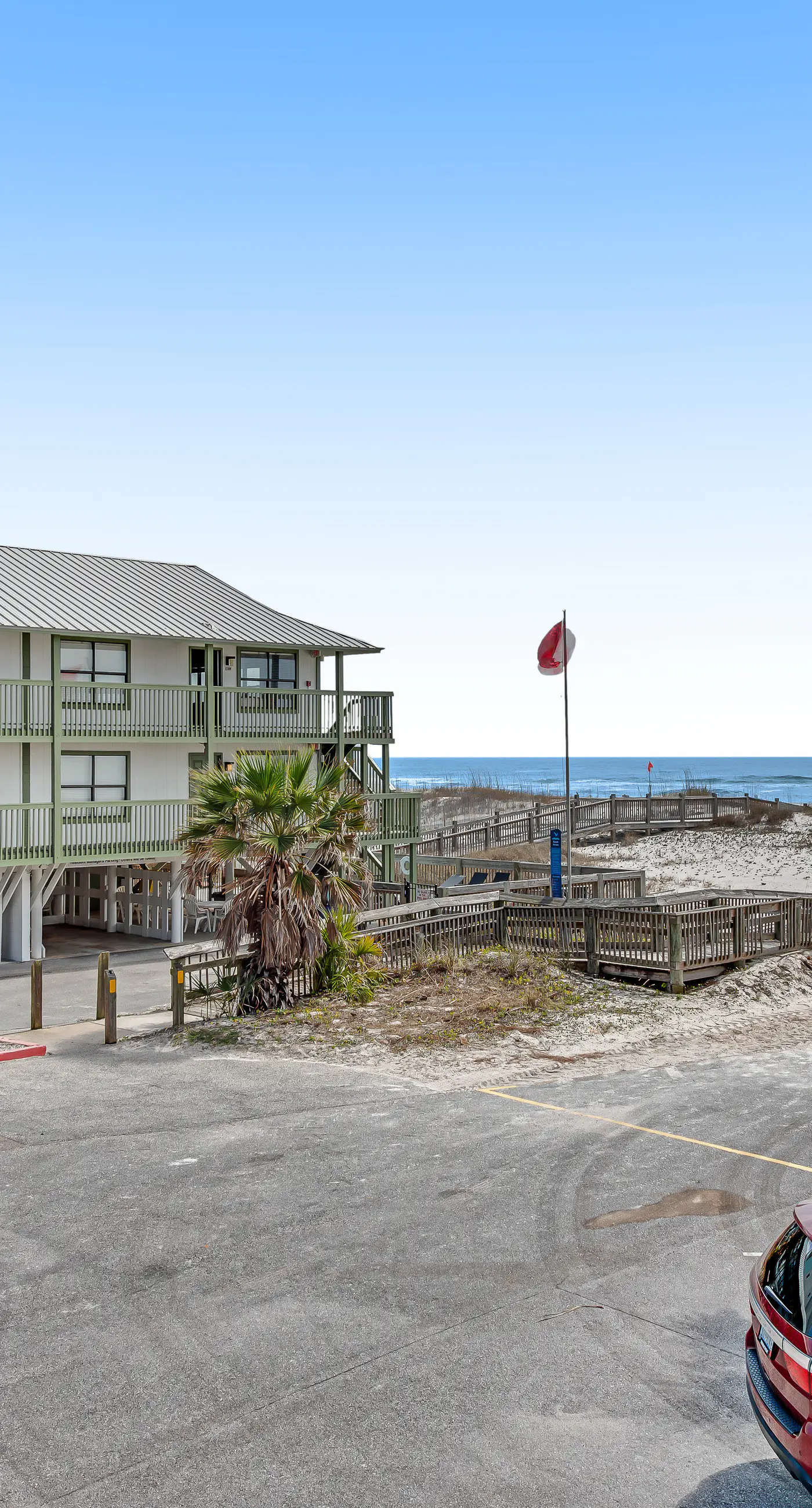 Comfortable Condo at a Beachfront Complex w AC, WiFi, Balconies & Shared Pool