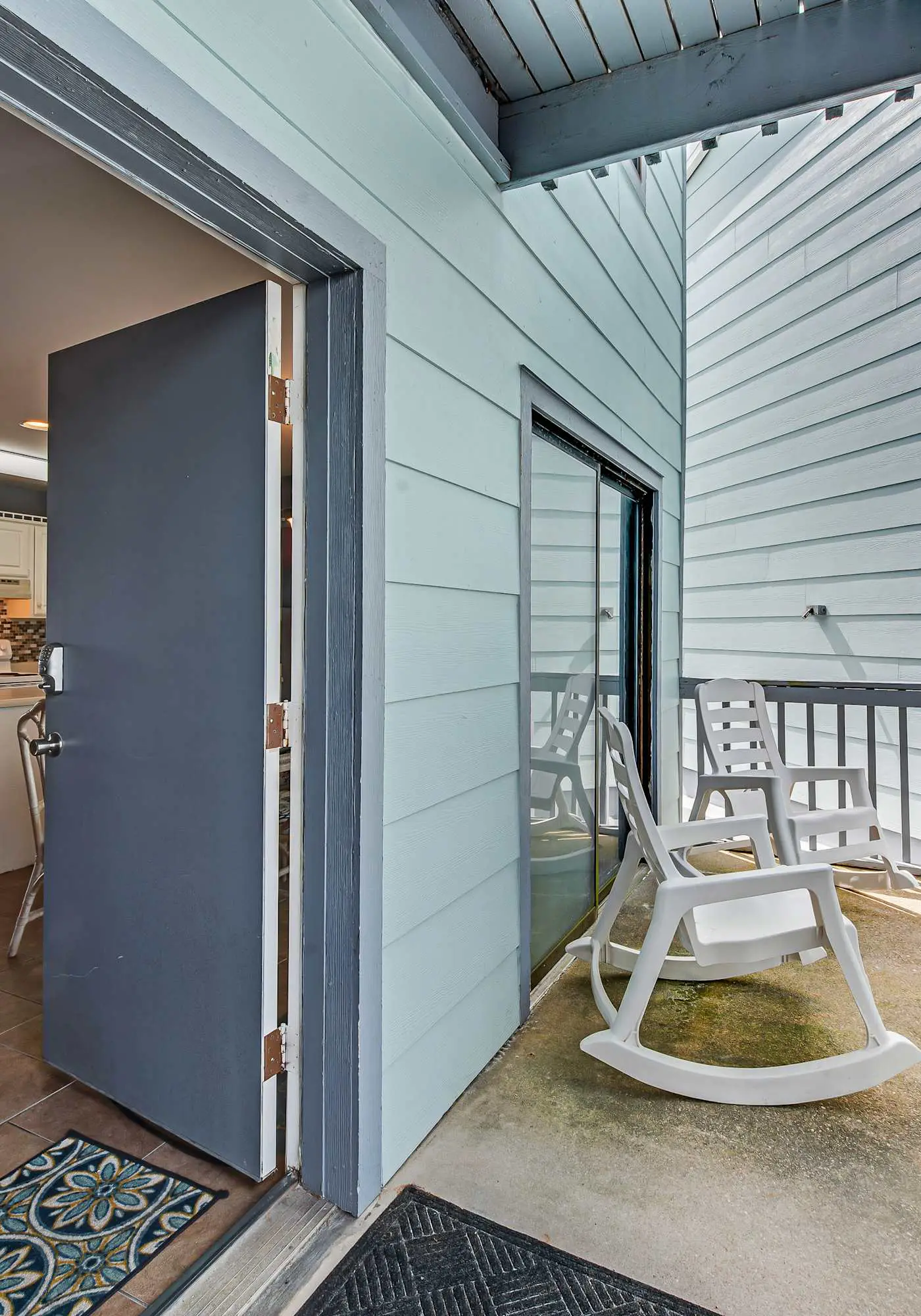Comfortable Condo at a Beachfront Complex w AC, WiFi, Balconies & Shared Pool