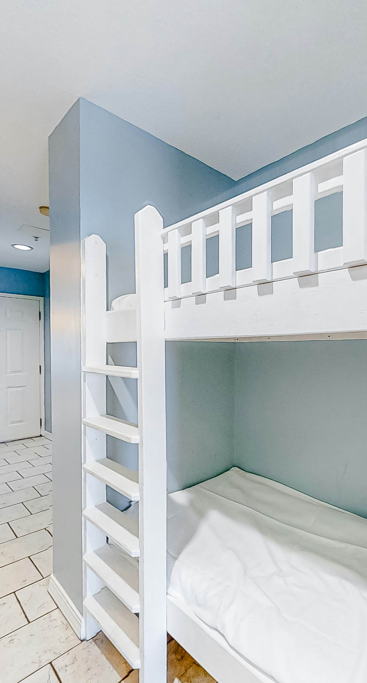 Serene Gulf-front condo with pool, hot tub, sauna, washer/dryer, & central AC