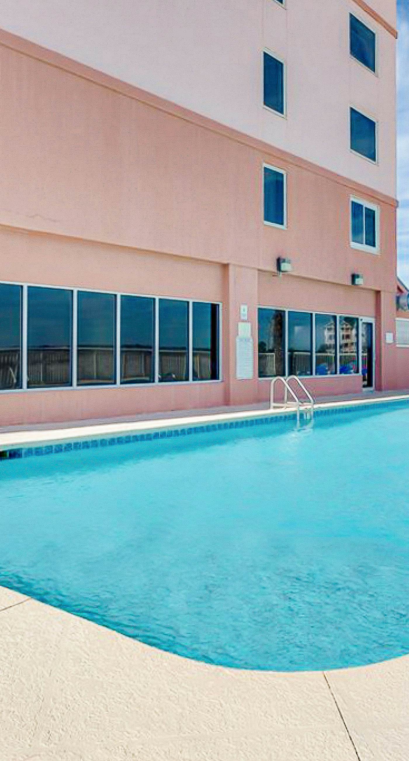 Serene Gulf-front condo with pool, hot tub, sauna, washer/dryer, & central AC