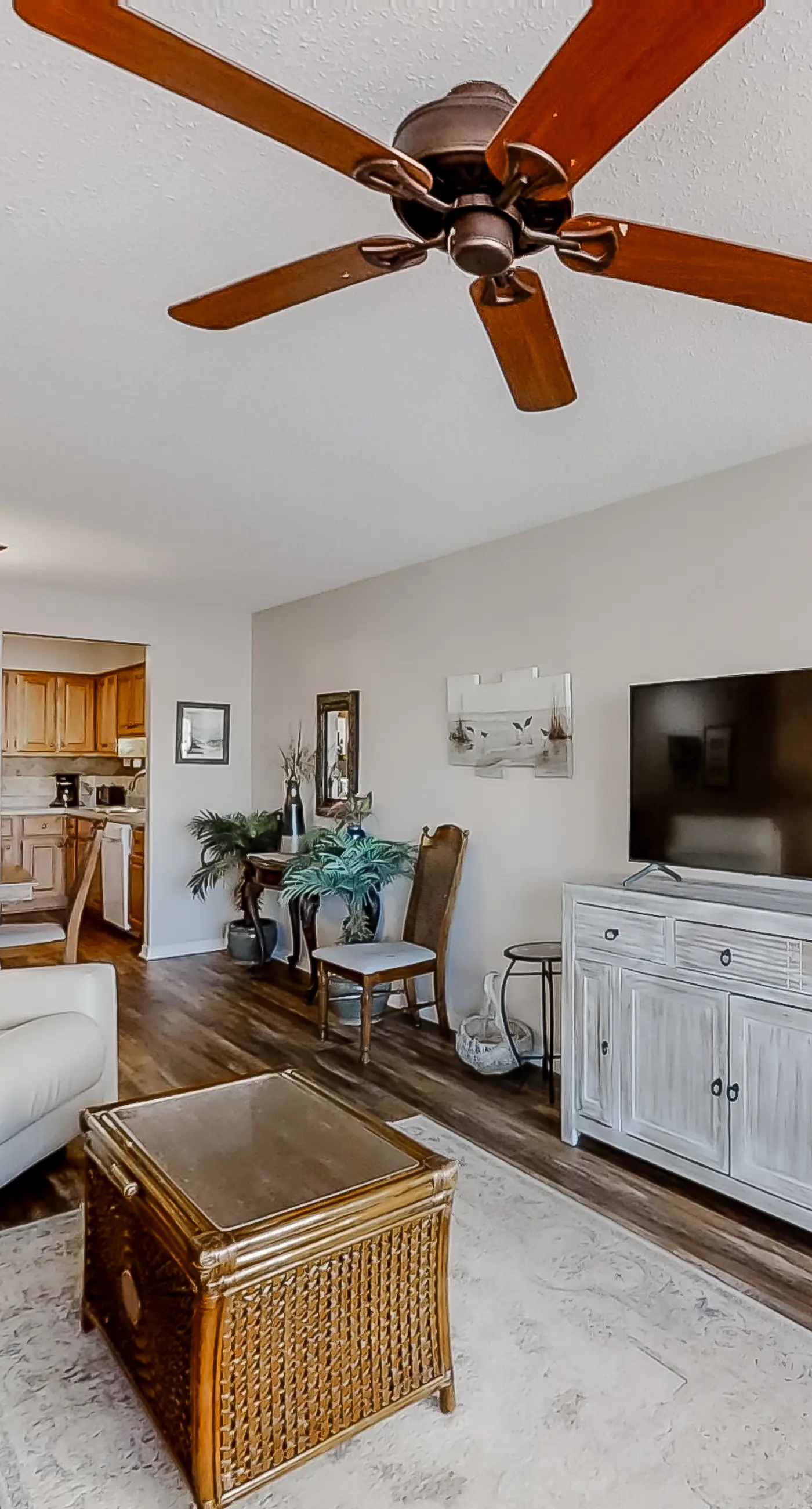 Open and Elegant Condo with Beach Access, Shared Pool, Boat & Fishing Pier