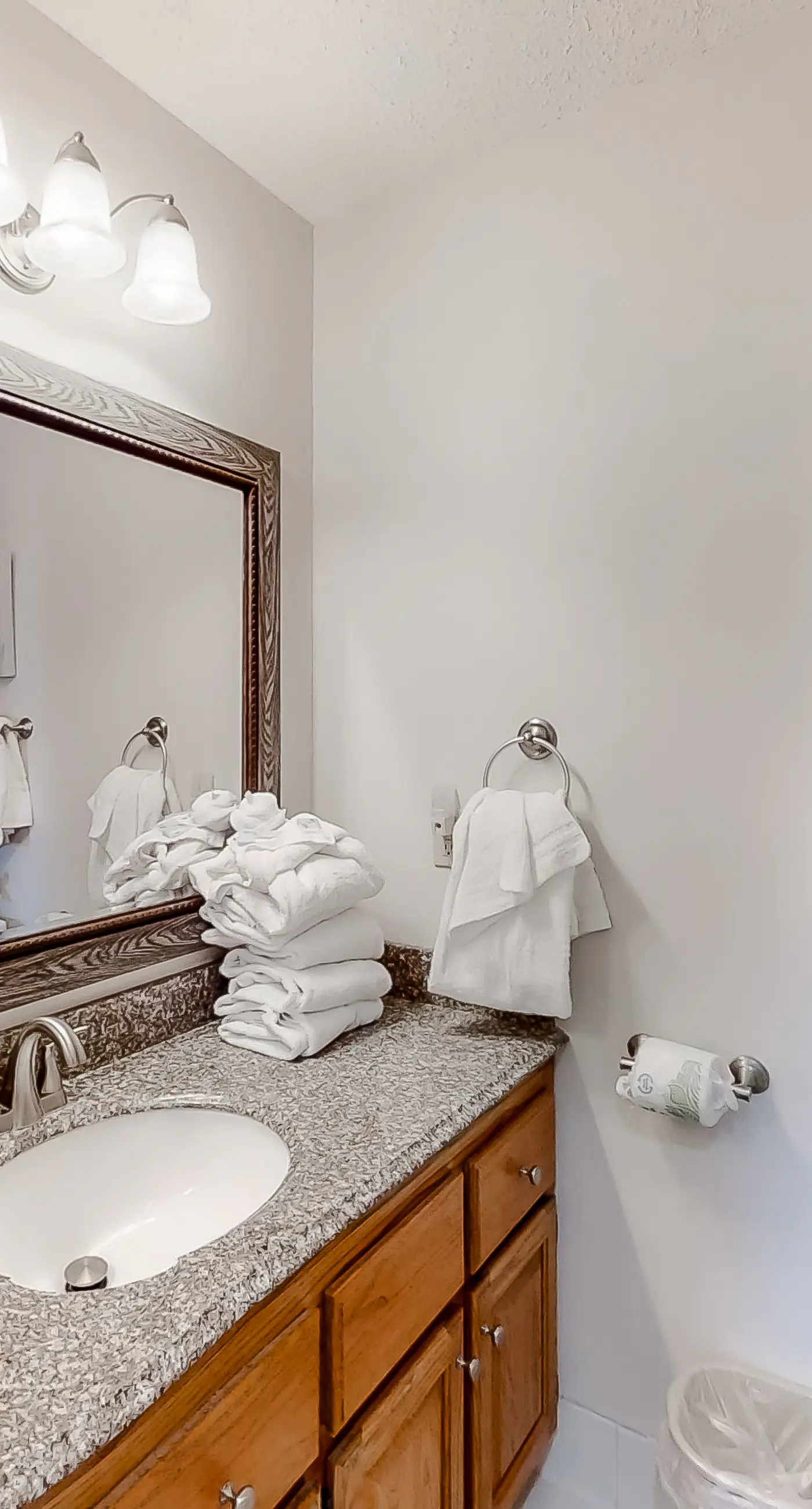 Open and Elegant Condo with Beach Access, Shared Pool, Boat & Fishing Pier