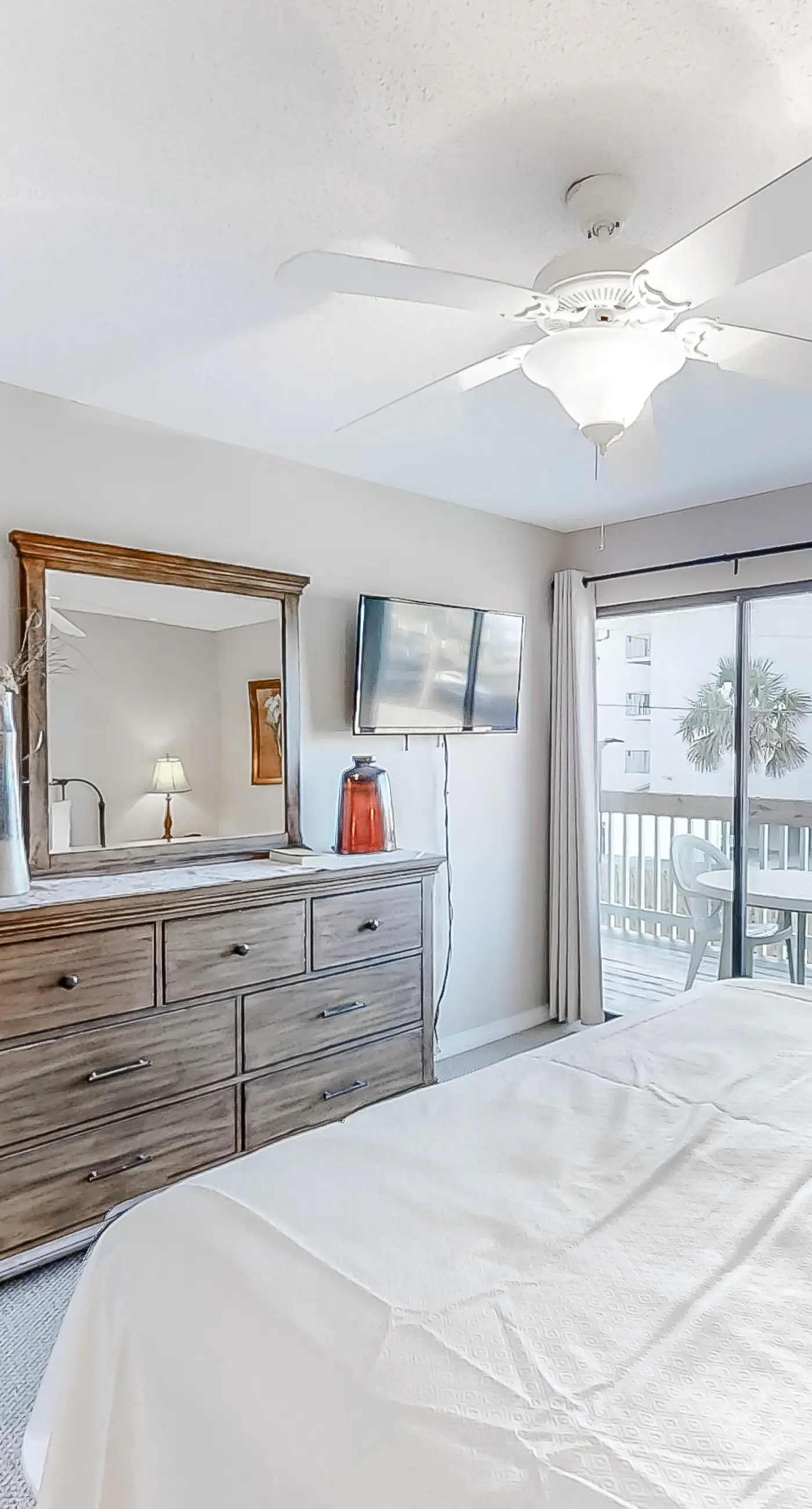 Open and Elegant Condo with Beach Access, Shared Pool, Boat & Fishing Pier