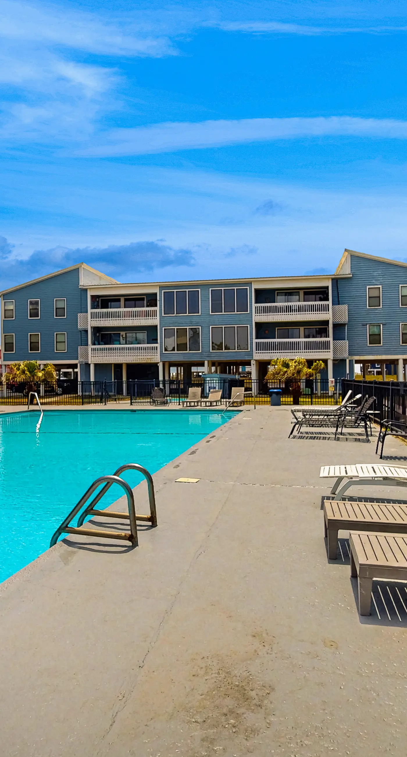 Open and Elegant Condo with Beach Access, Shared Pool, Boat & Fishing Pier