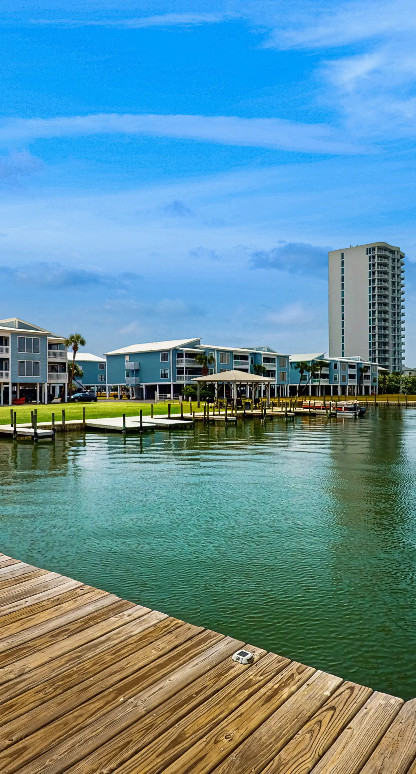 Open and Elegant Condo with Beach Access, Shared Pool, Boat & Fishing Pier