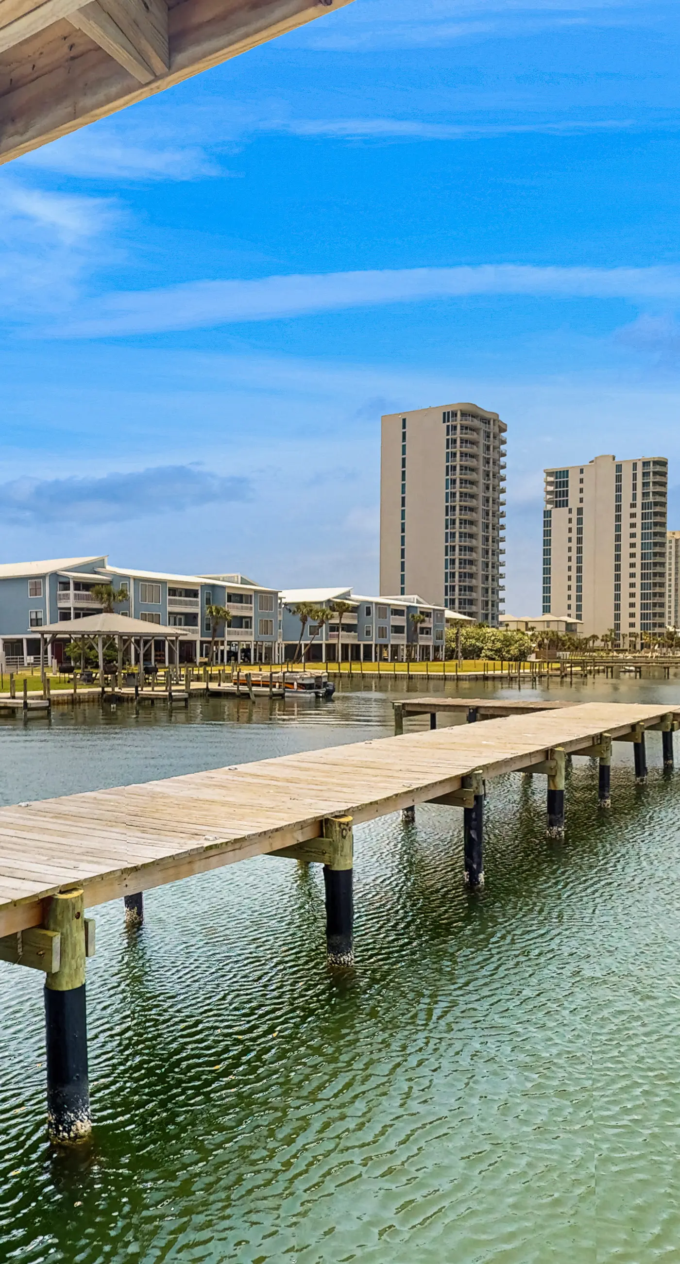 Open and Elegant Condo with Beach Access, Shared Pool, Boat & Fishing Pier