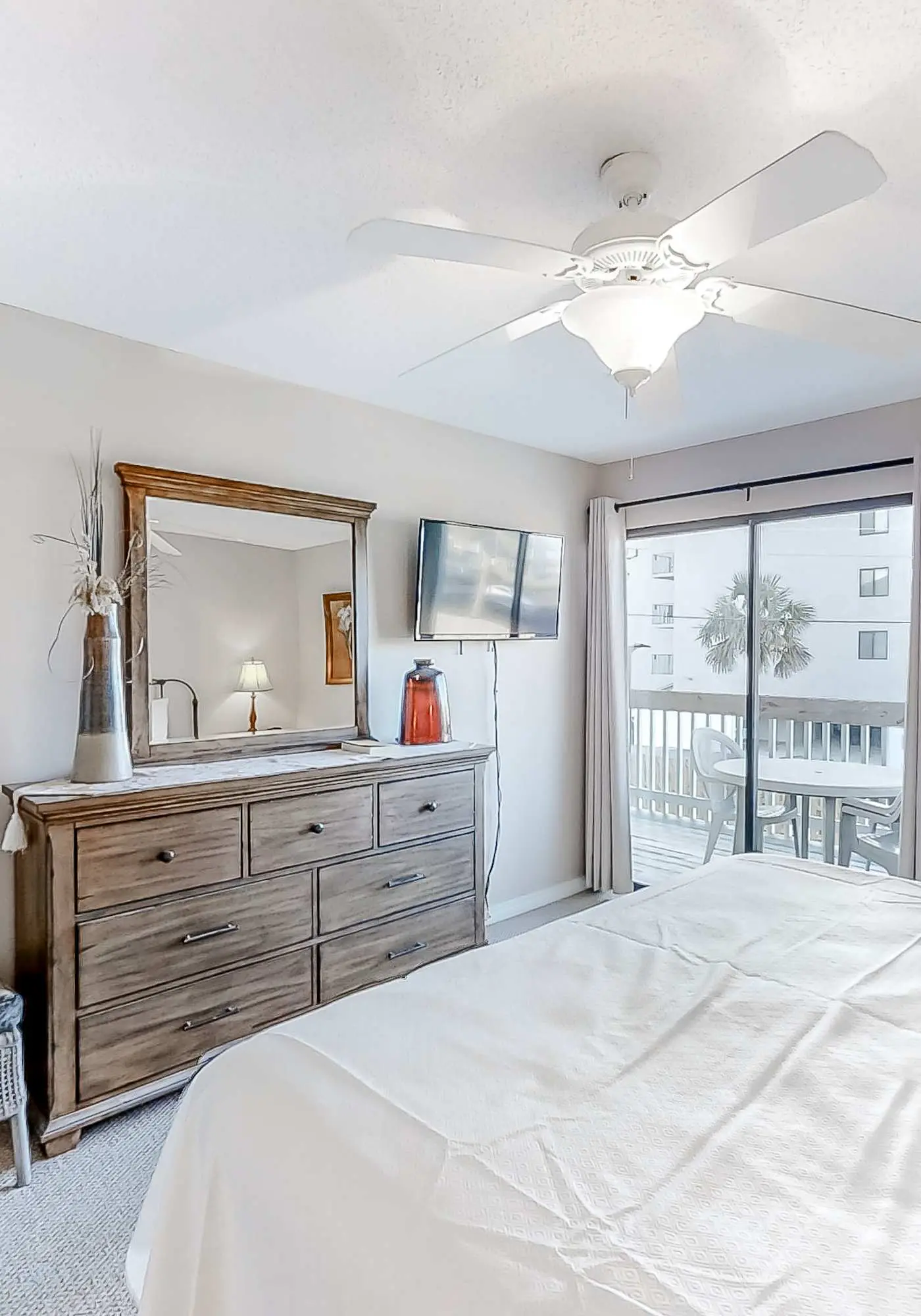 Open and Elegant Condo with Beach Access, Shared Pool, Boat & Fishing Pier