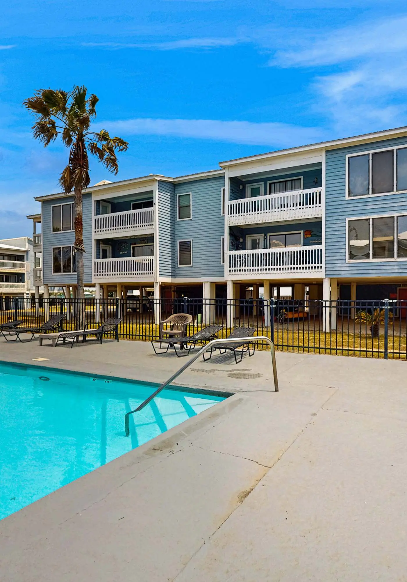 Open and Elegant Condo with Beach Access, Shared Pool, Boat & Fishing Pier
