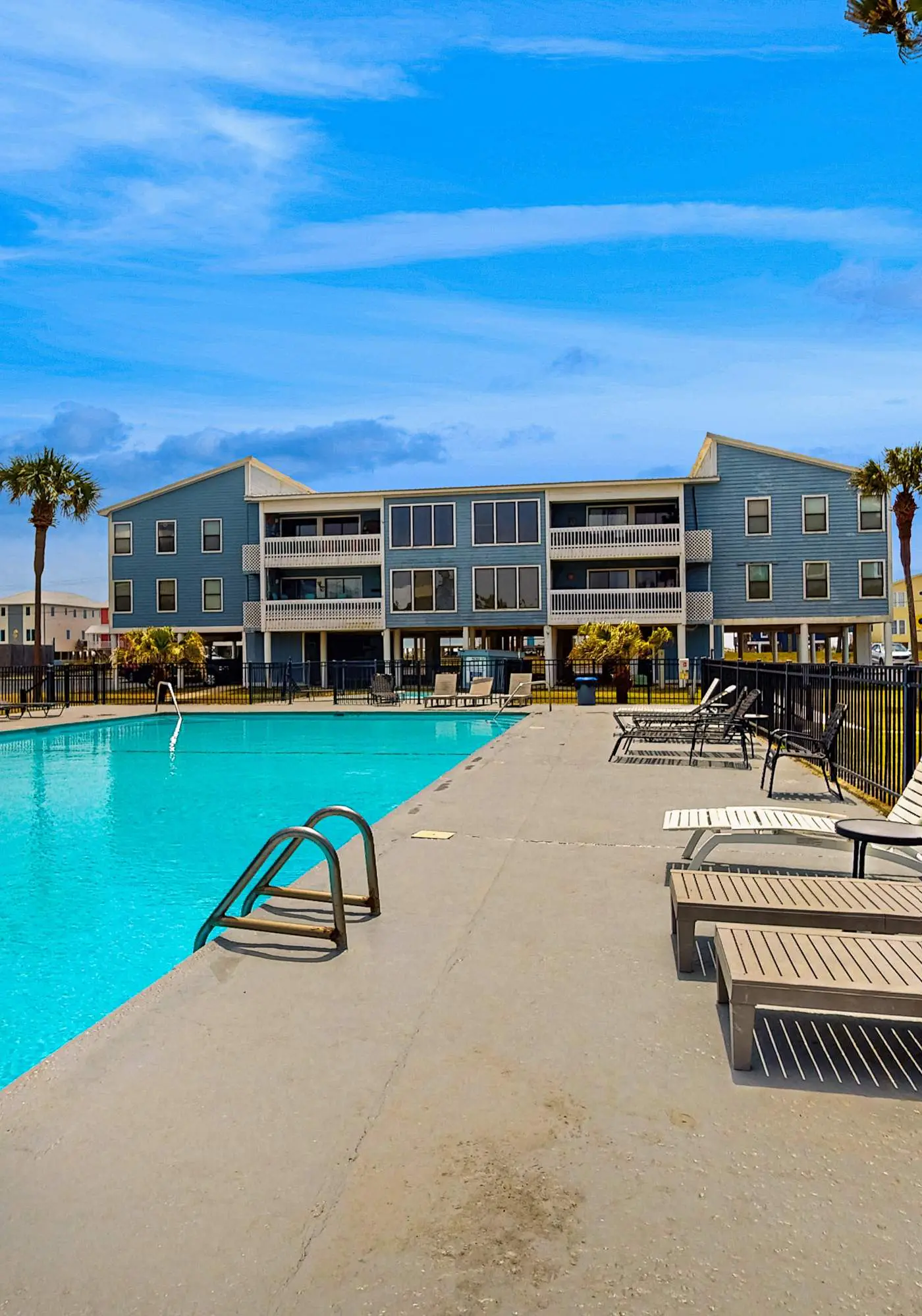 Open and Elegant Condo with Beach Access, Shared Pool, Boat & Fishing Pier