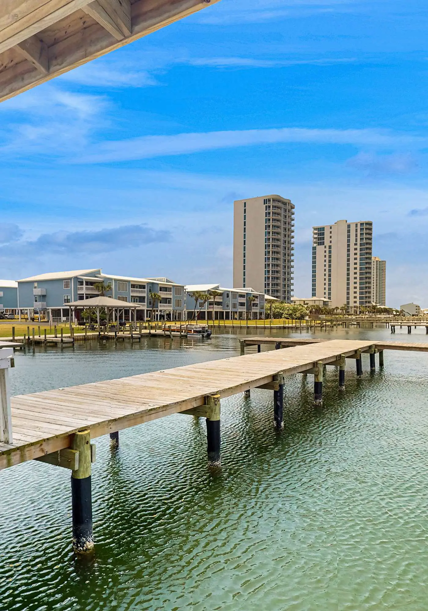 Open and Elegant Condo with Beach Access, Shared Pool, Boat & Fishing Pier