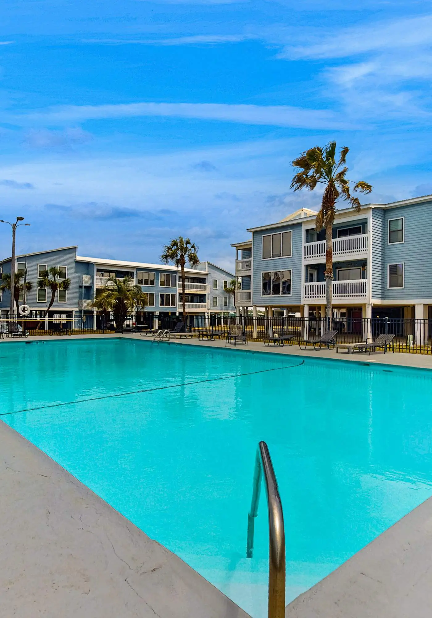 Open and Elegant Condo with Beach Access, Shared Pool, Boat & Fishing Pier