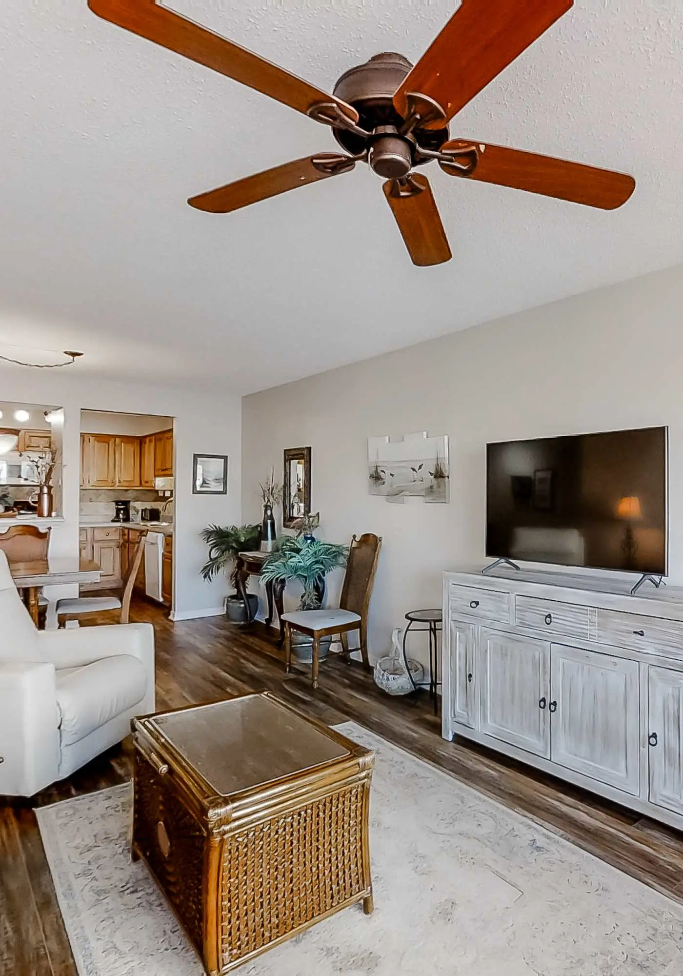 Open and Elegant Condo with Beach Access, Shared Pool, Boat & Fishing Pier