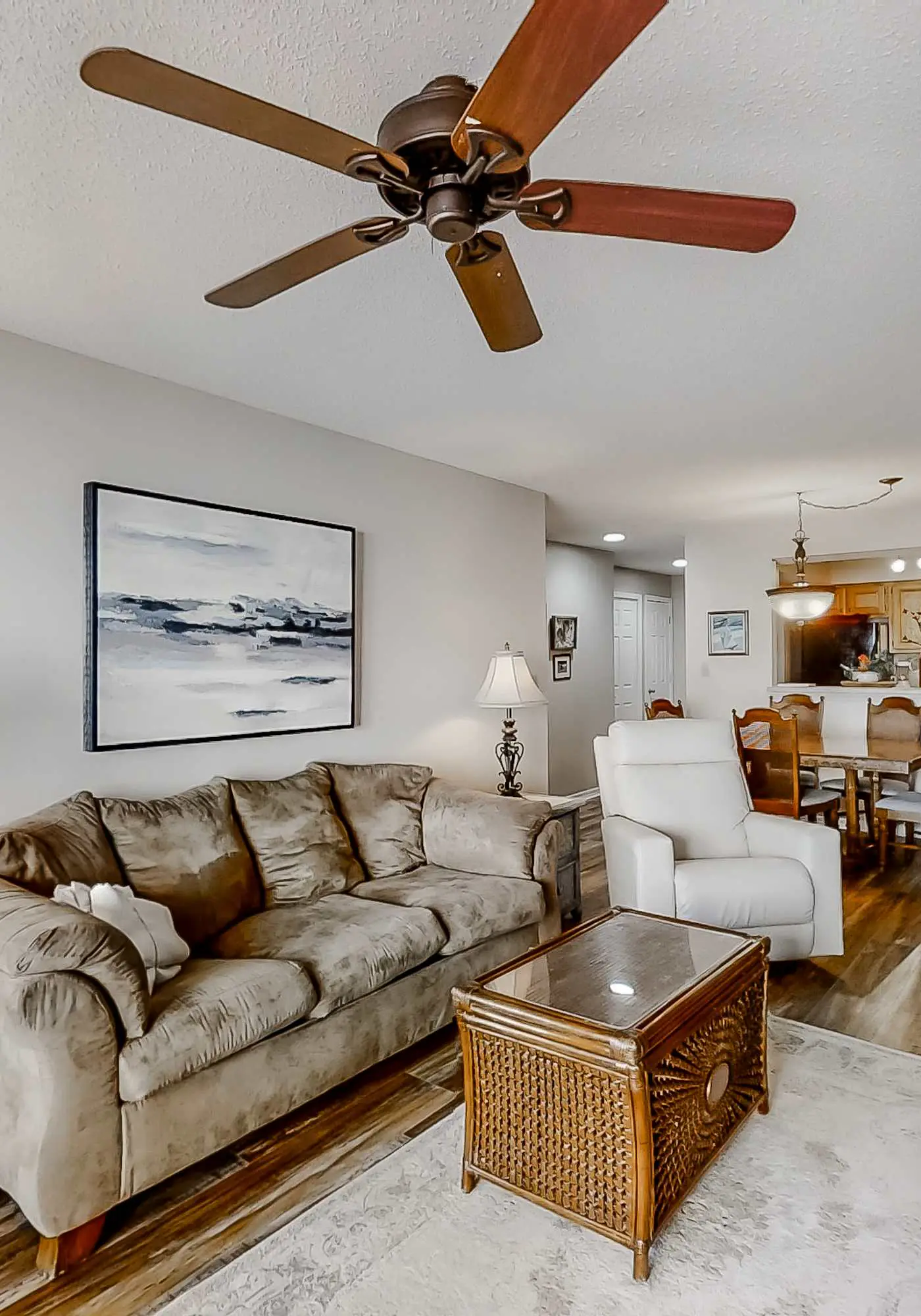 Open and Elegant Condo with Beach Access, Shared Pool, Boat & Fishing Pier