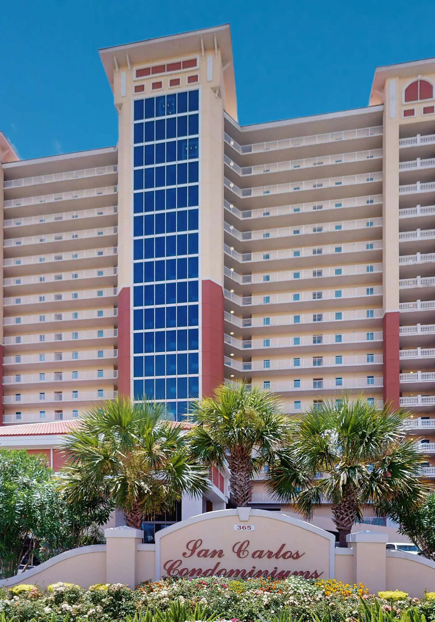Inviting Gulf-front condo with pool, sauna, washer,dryer, & central AC