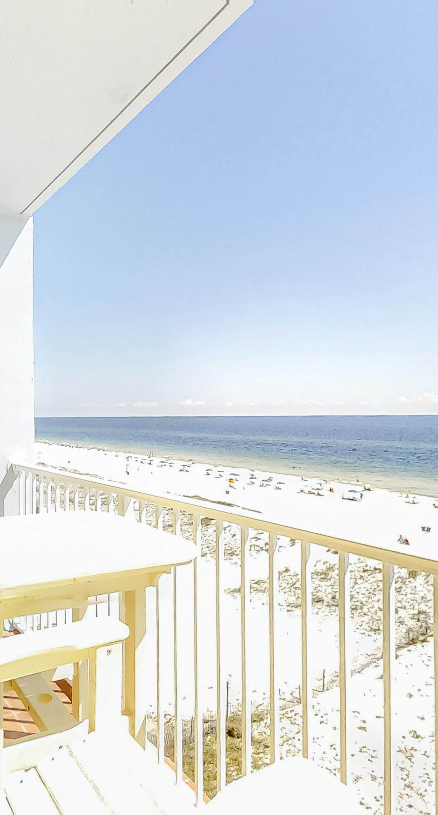 Bright and Convenient Condo Overlooking the Gulf + Shared Pool, Free WiFi