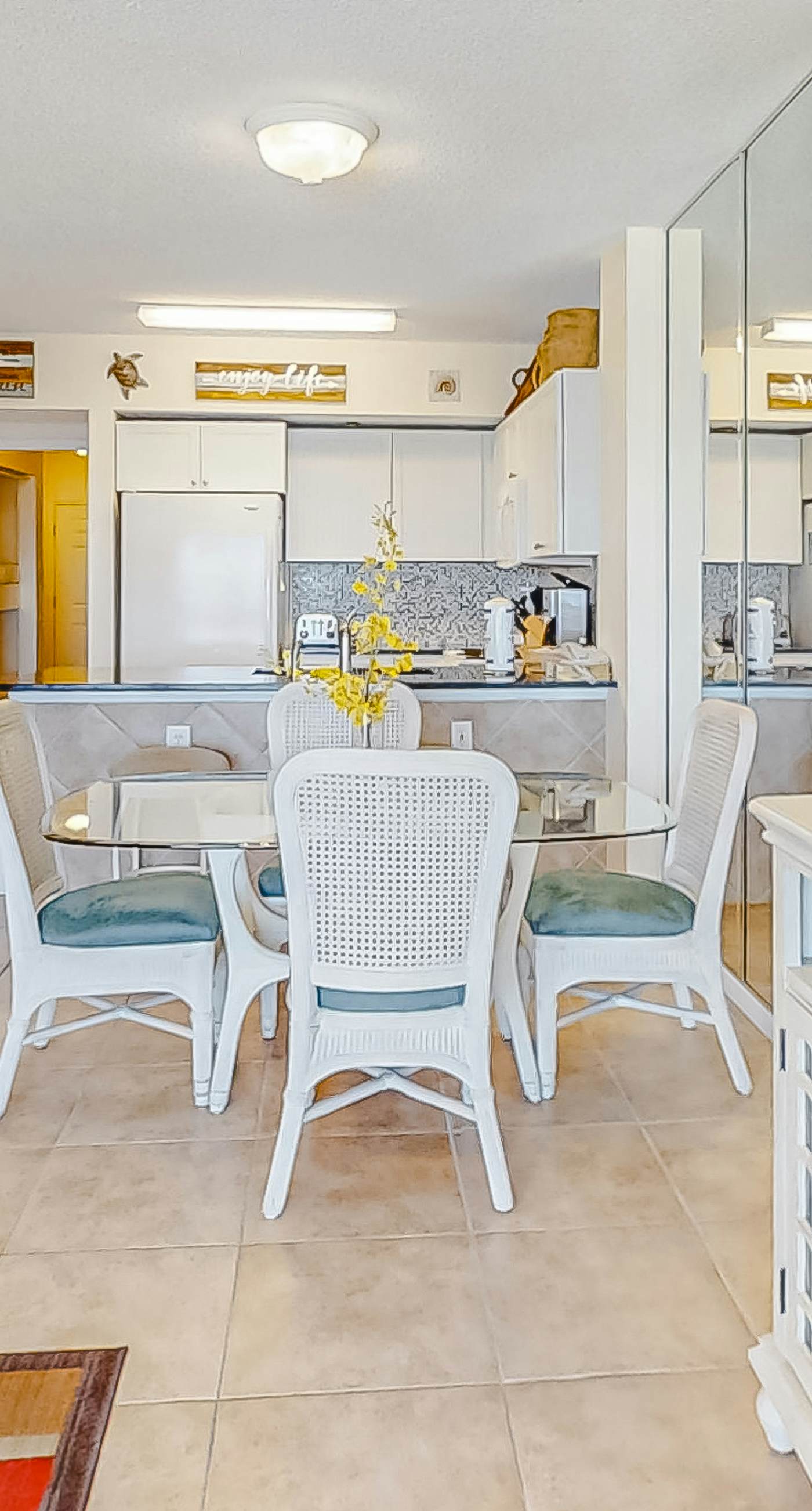 Bright and Convenient Condo Overlooking the Gulf + Shared Pool, Free WiFi