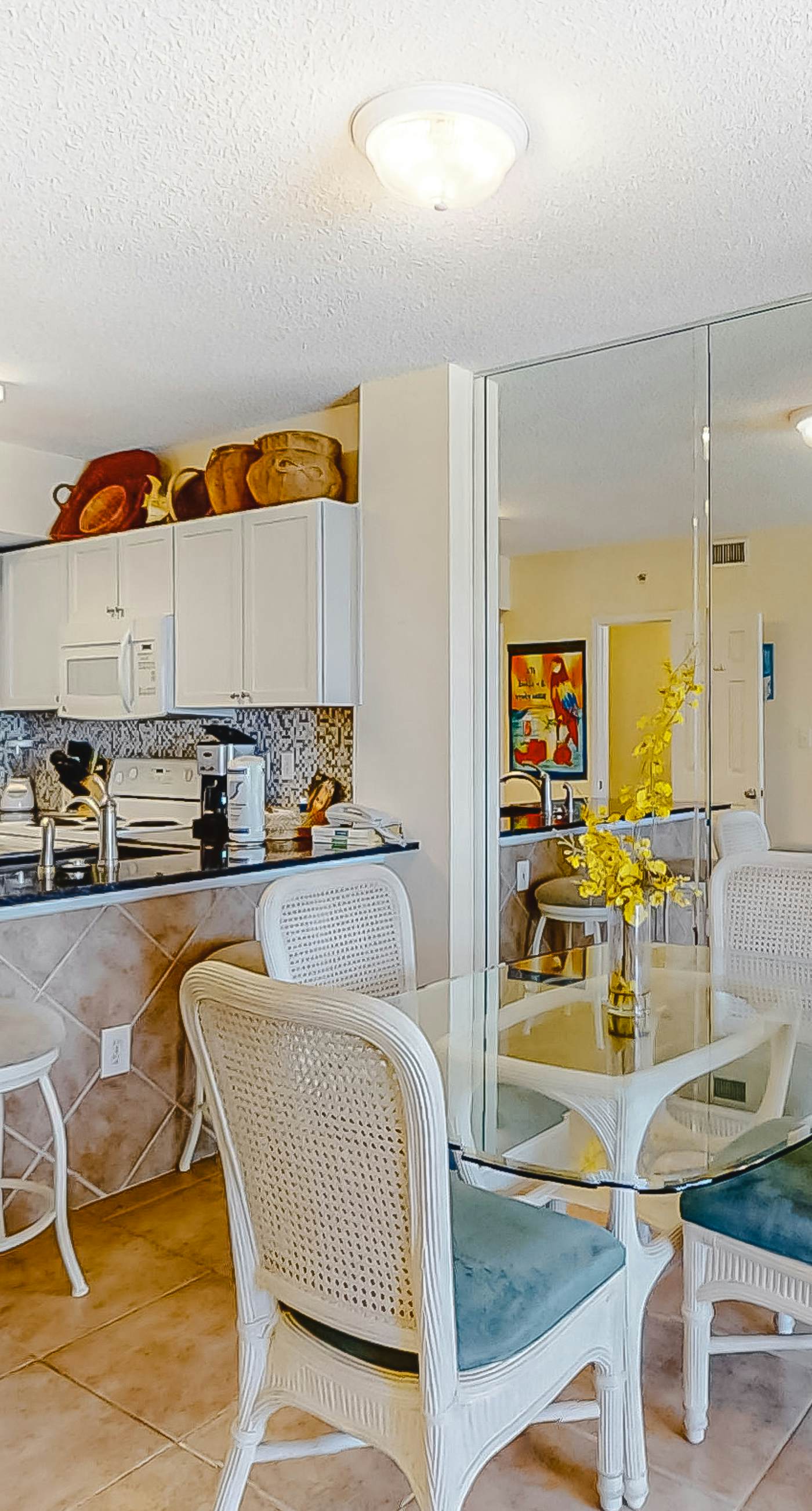 Bright and Convenient Condo Overlooking the Gulf + Shared Pool, Free WiFi