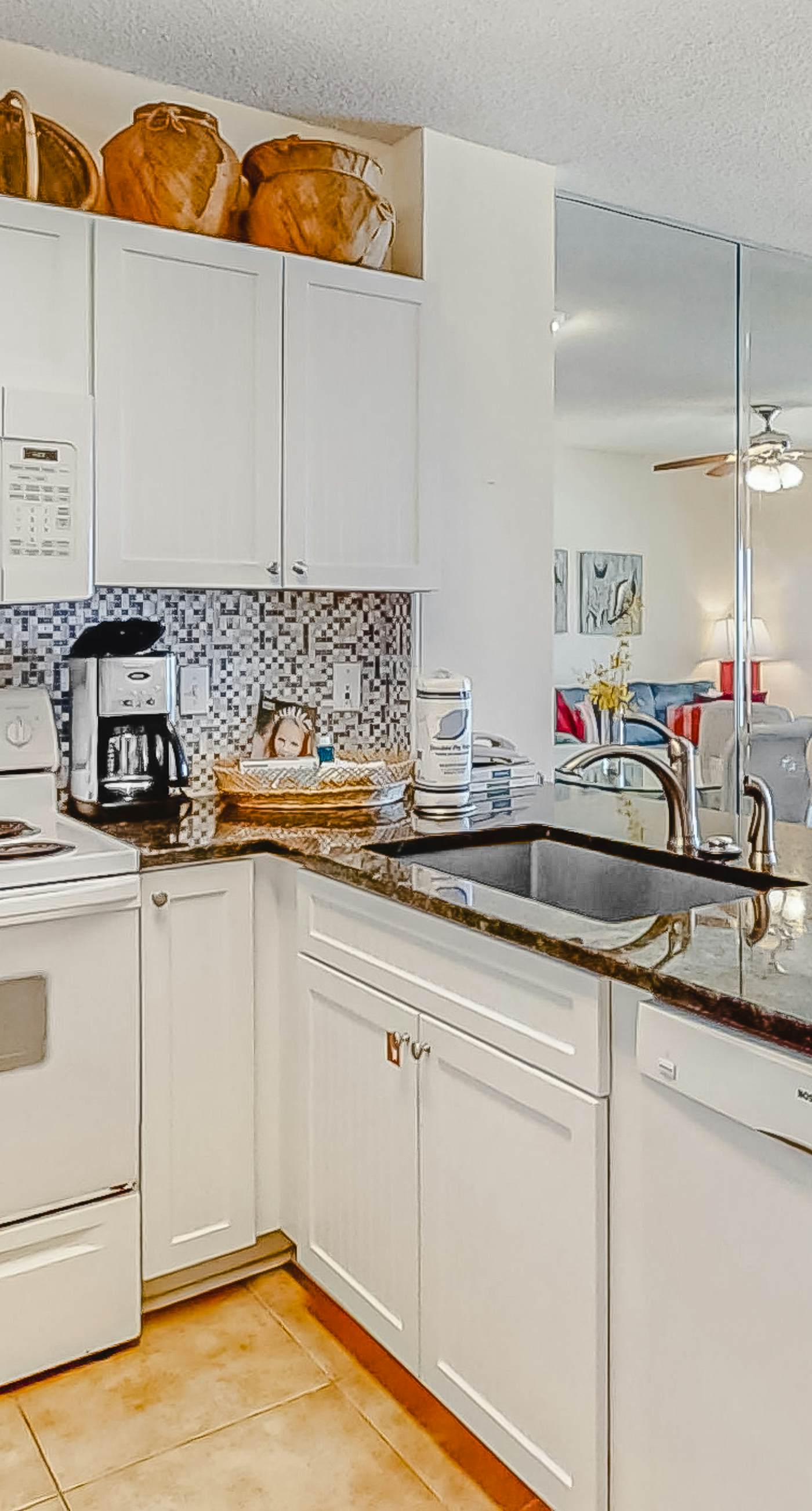 Bright and Convenient Condo Overlooking the Gulf + Shared Pool, Free WiFi