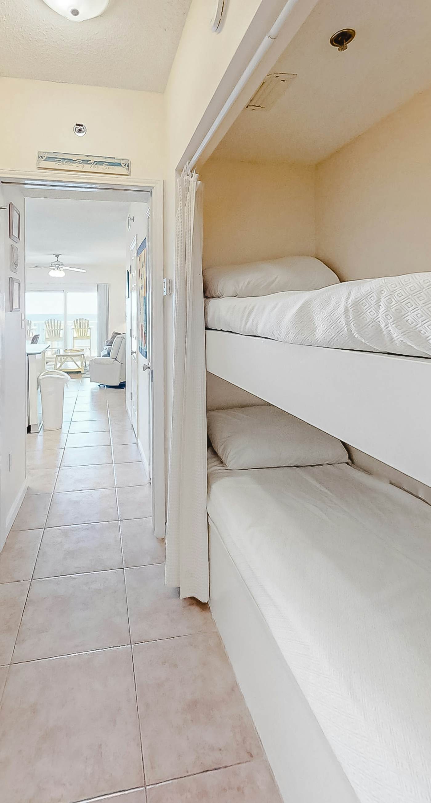 Bright and Convenient Condo Overlooking the Gulf + Shared Pool, Free WiFi