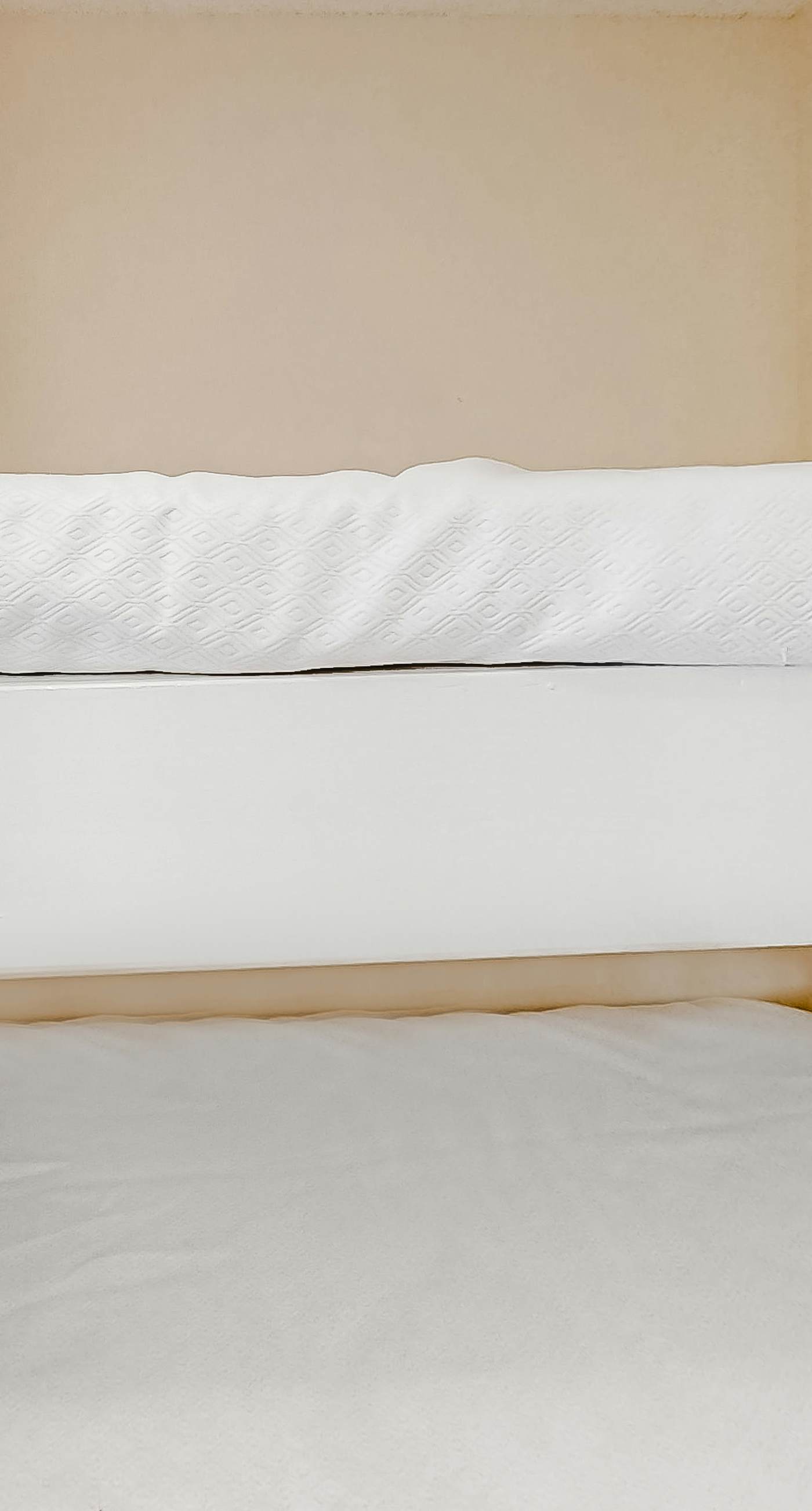 Bright and Convenient Condo Overlooking the Gulf + Shared Pool, Free WiFi