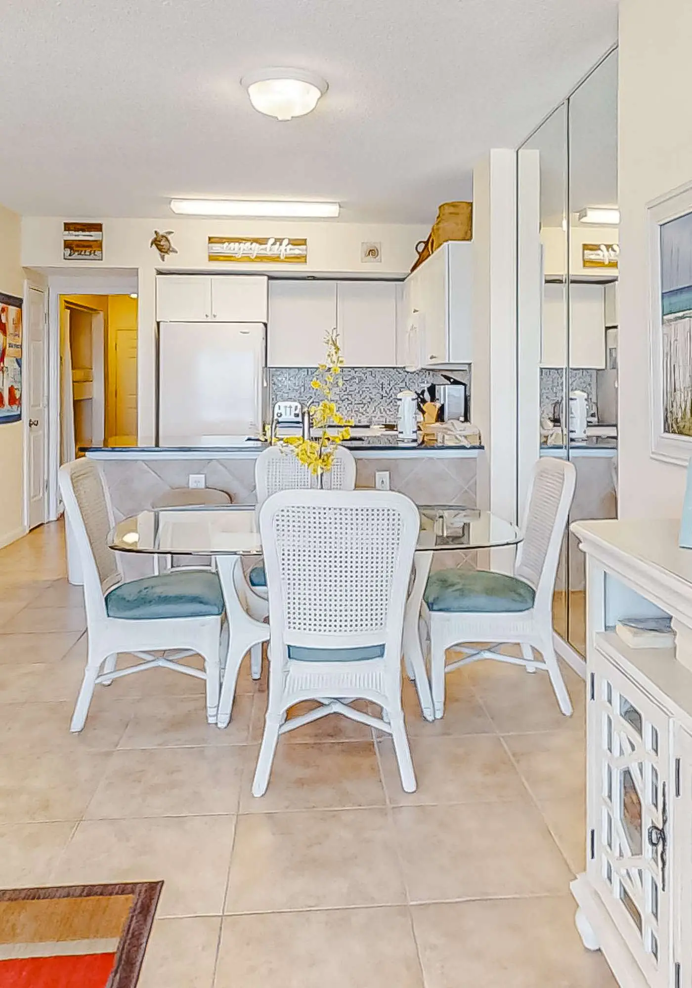 Bright and Convenient Condo Overlooking the Gulf + Shared Pool, Free WiFi