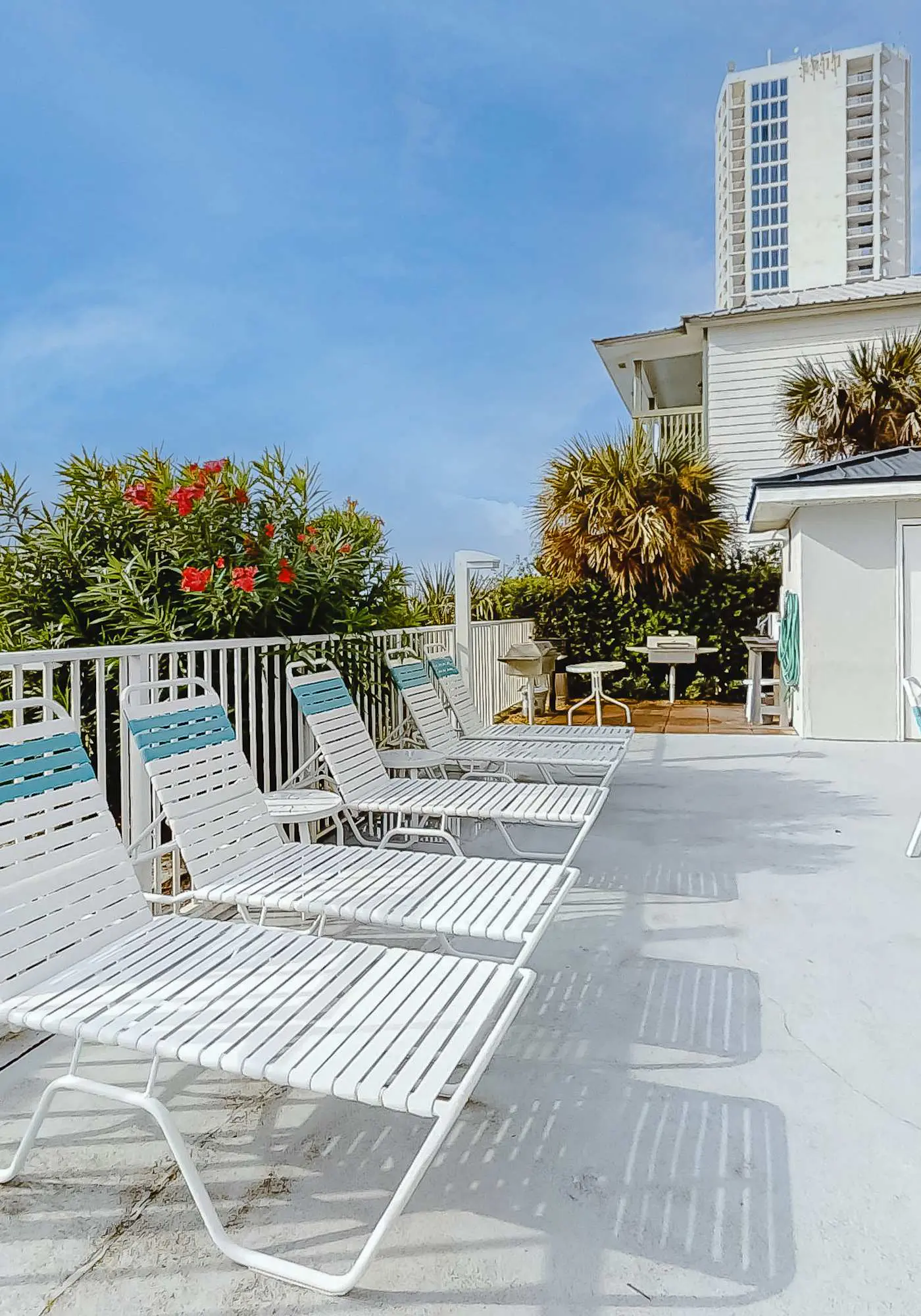 Bright and Convenient Condo Overlooking the Gulf + Shared Pool, Free WiFi