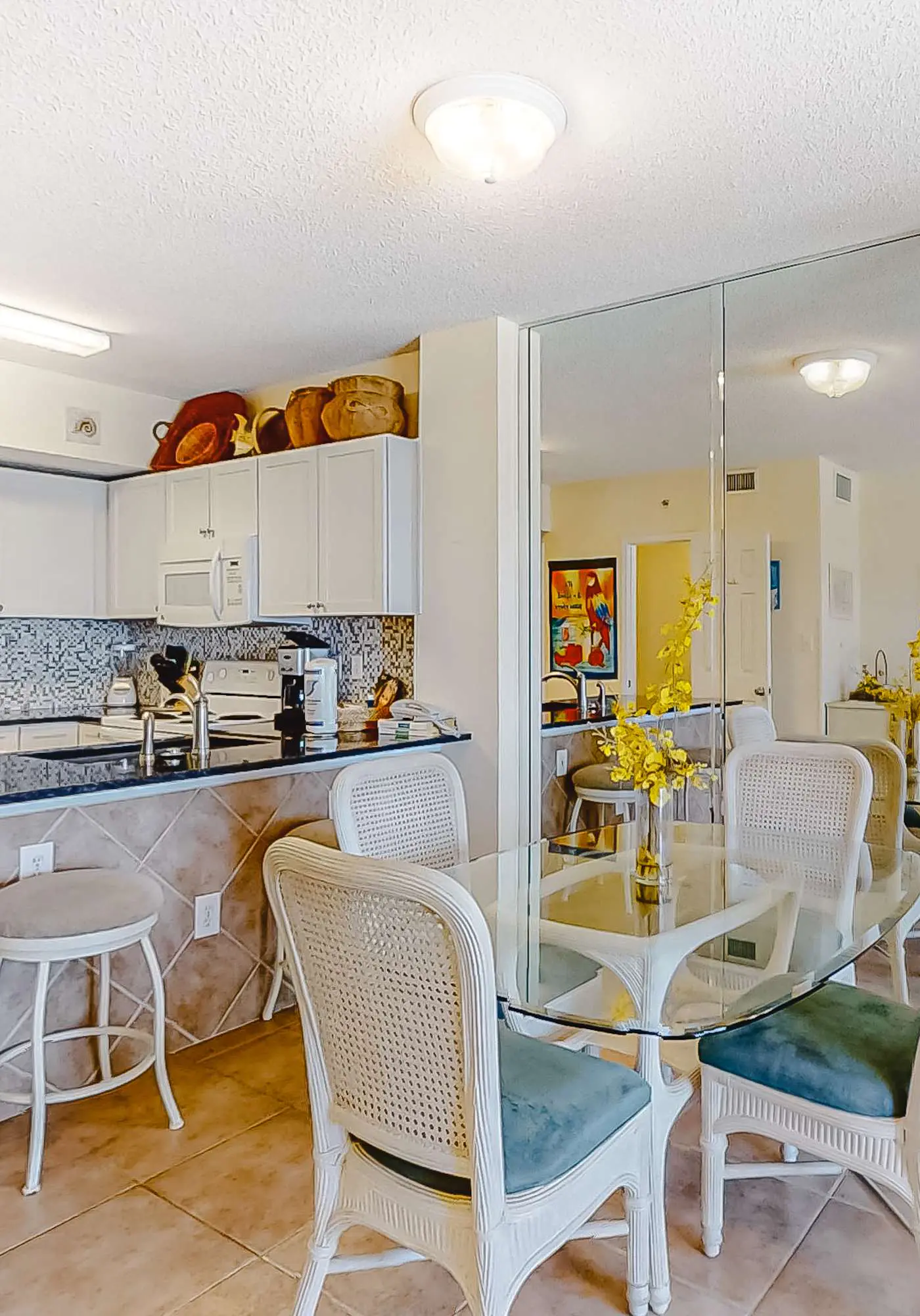 Bright and Convenient Condo Overlooking the Gulf + Shared Pool, Free WiFi