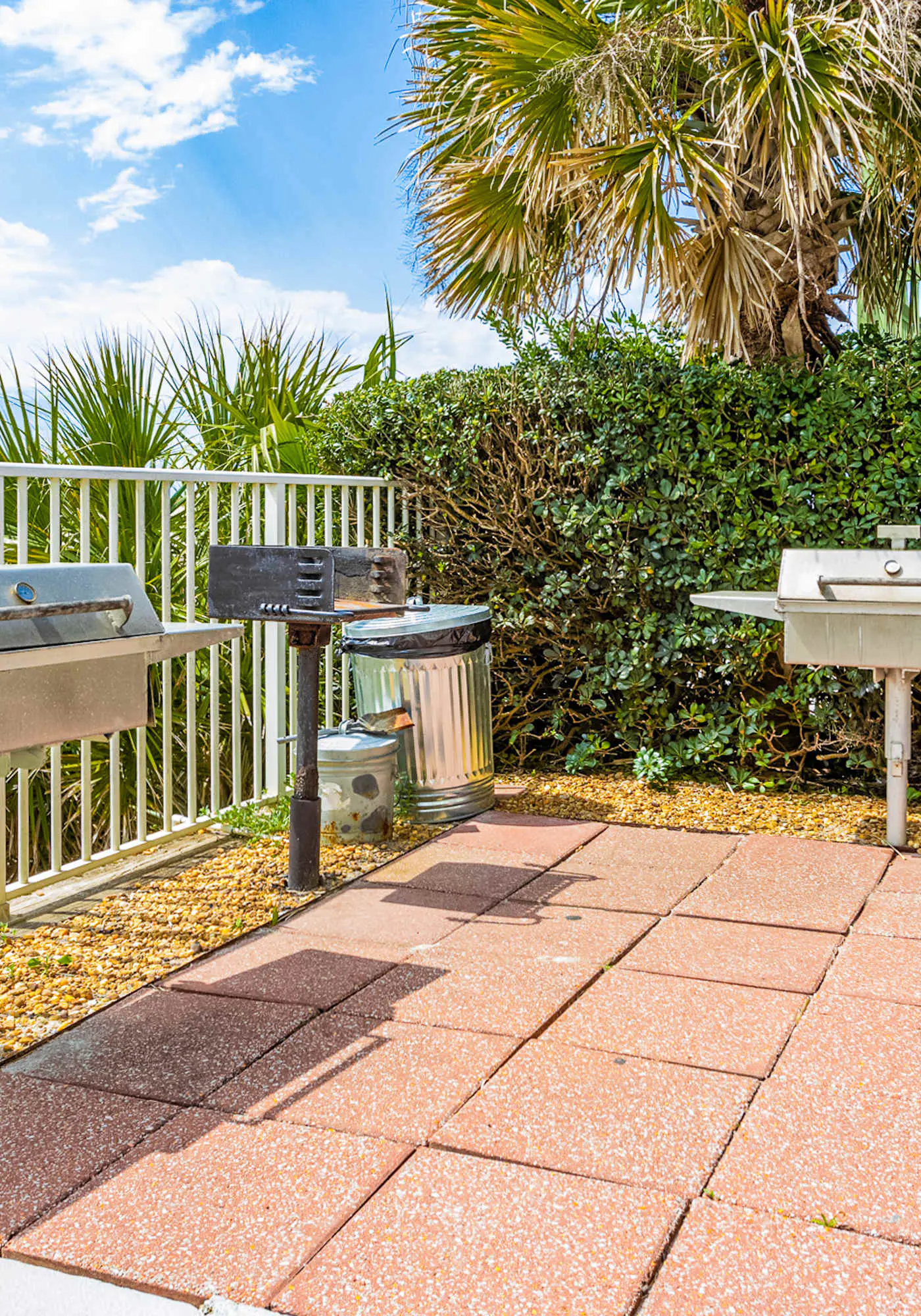 Bright and Convenient Condo Overlooking the Gulf + Shared Pool, Free WiFi