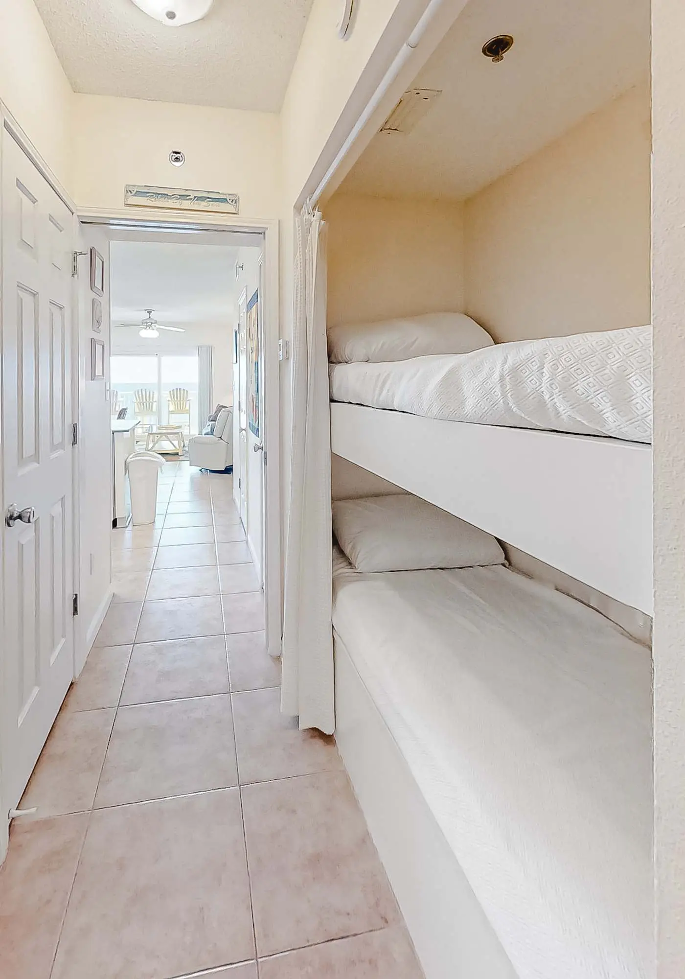 Bright and Convenient Condo Overlooking the Gulf + Shared Pool, Free WiFi
