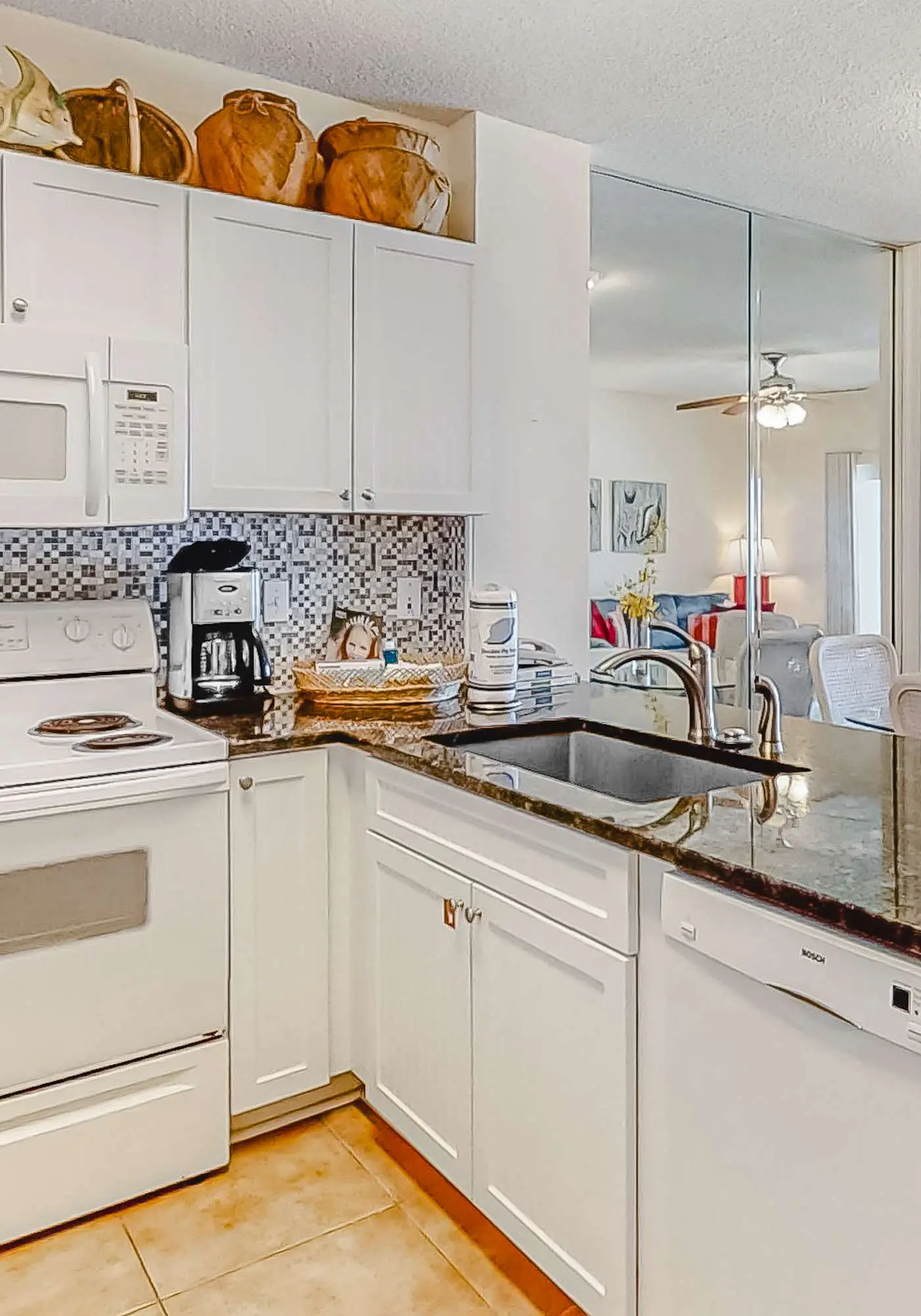 Bright and Convenient Condo Overlooking the Gulf + Shared Pool, Free WiFi
