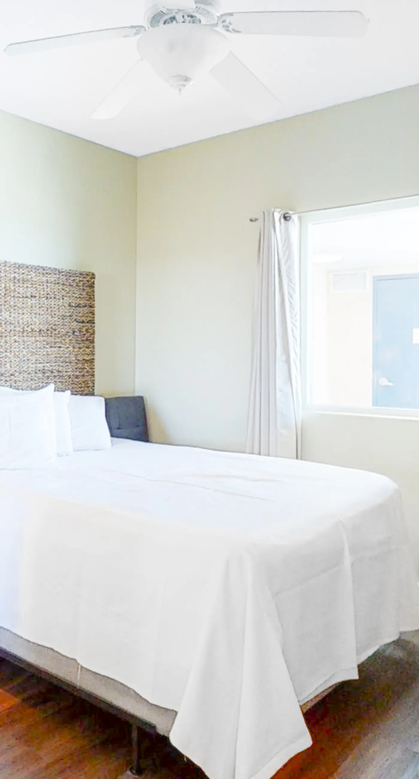 Gulf-front penthouse with pool, sauna, washer,dryer, & central AC