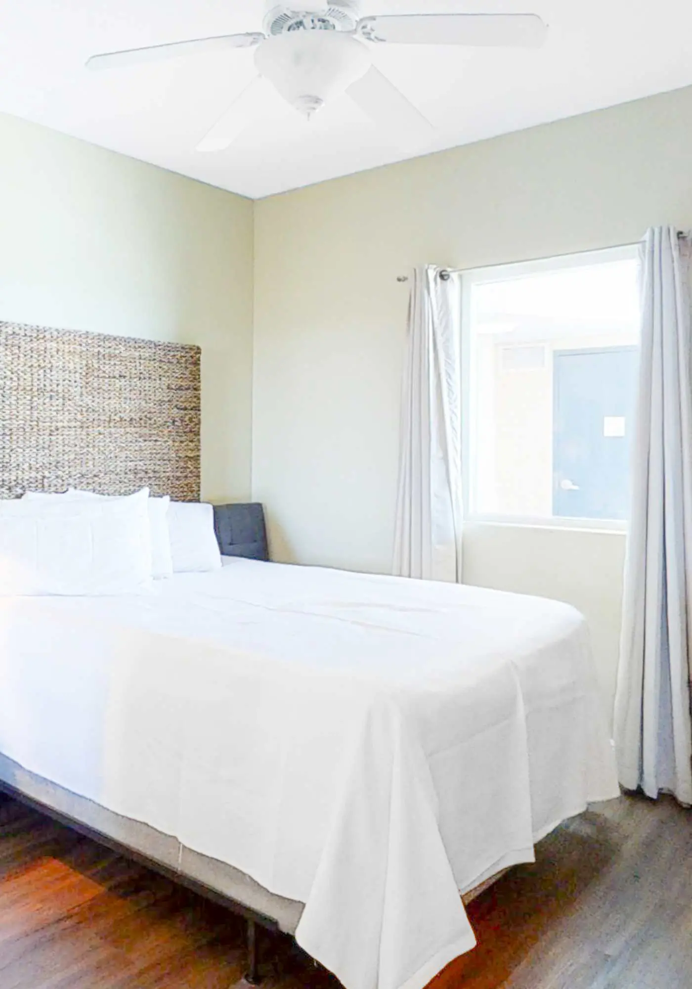 Gulf-front penthouse with pool, sauna, washer,dryer, & central AC